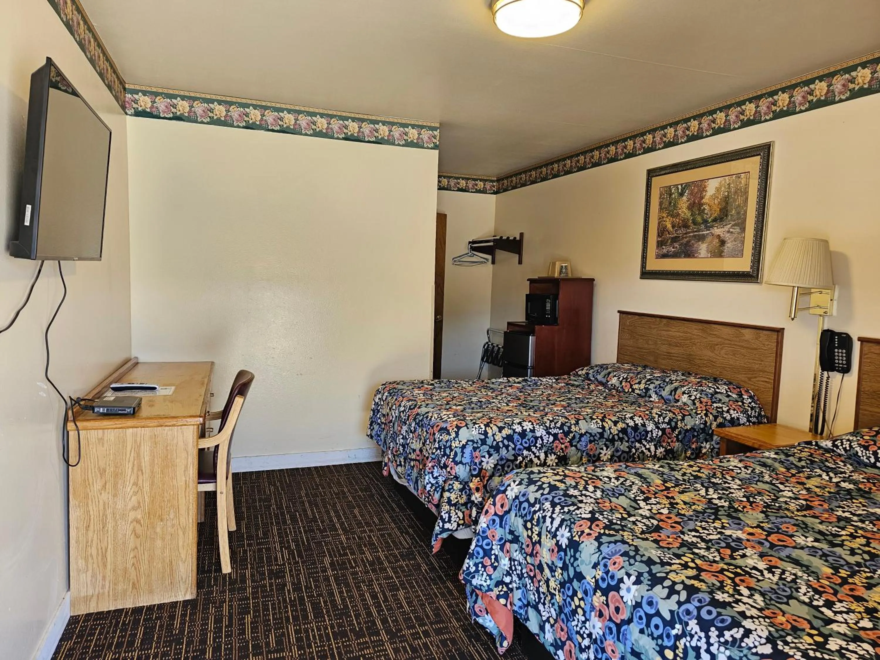 Bedroom, Bed in Cle Elum Travelers Inn