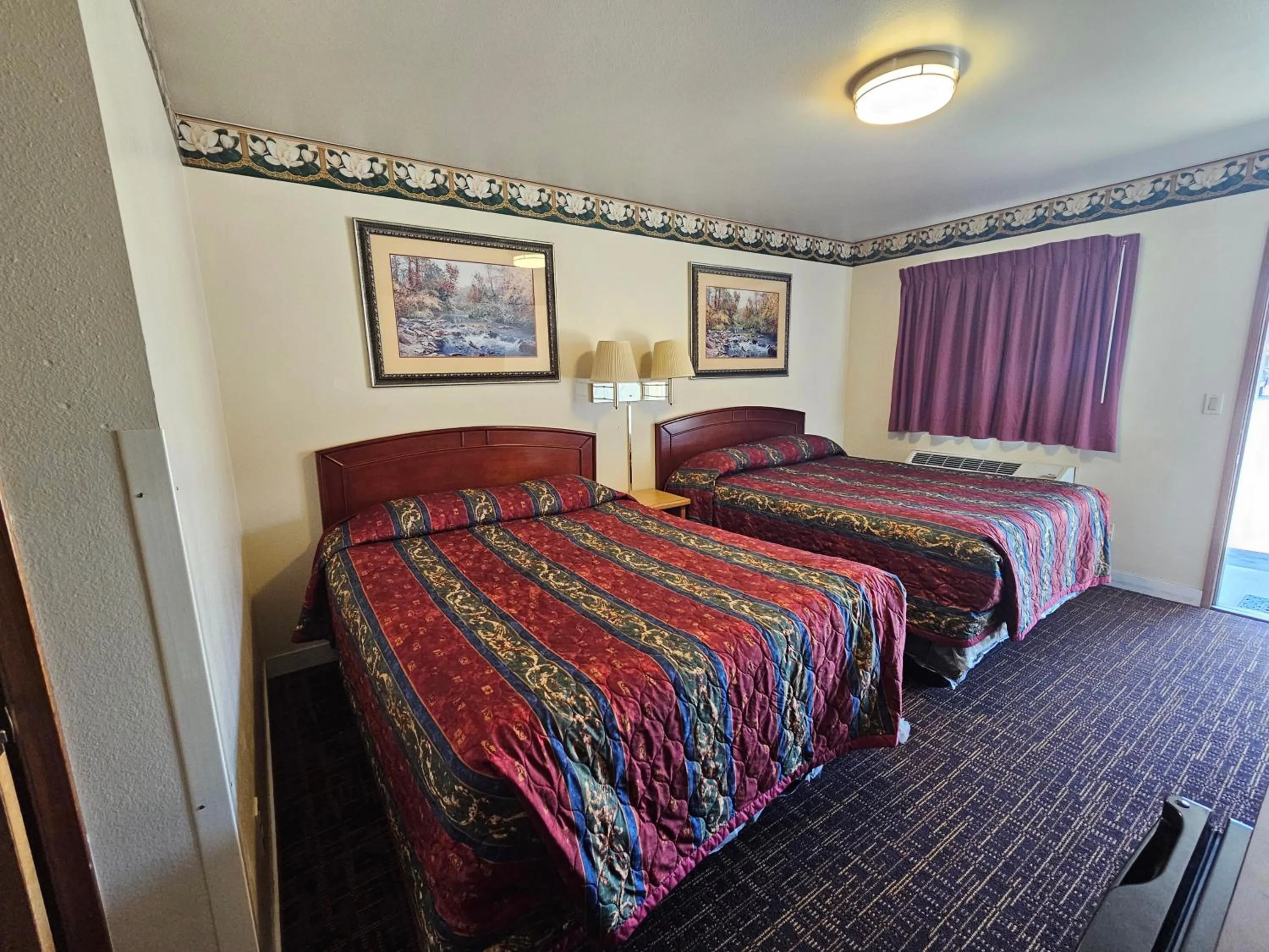 Bedroom, Bed in Cle Elum Travelers Inn