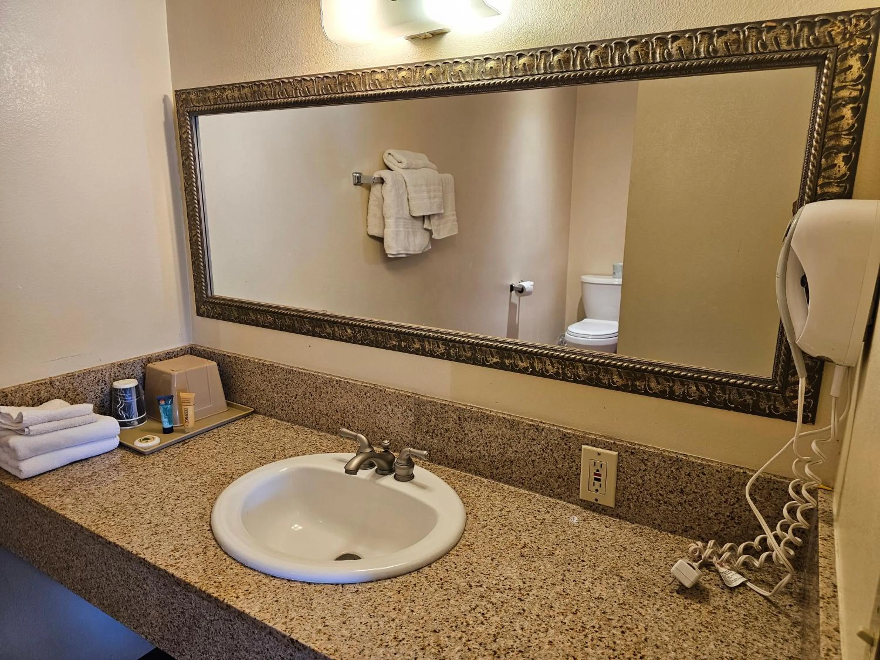 Bathroom in Cle Elum Travelers Inn