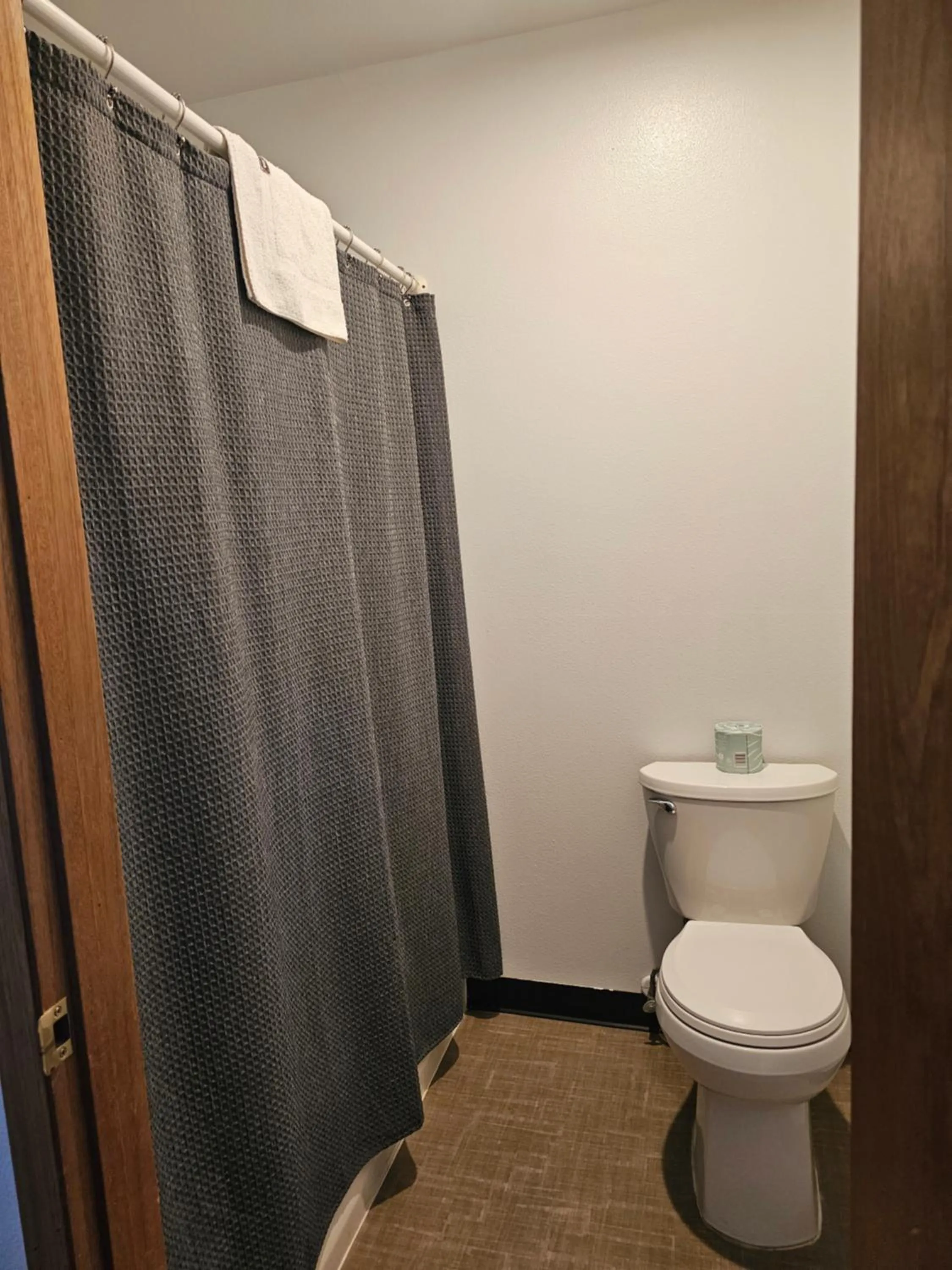 Bathroom in Cle Elum Travelers Inn