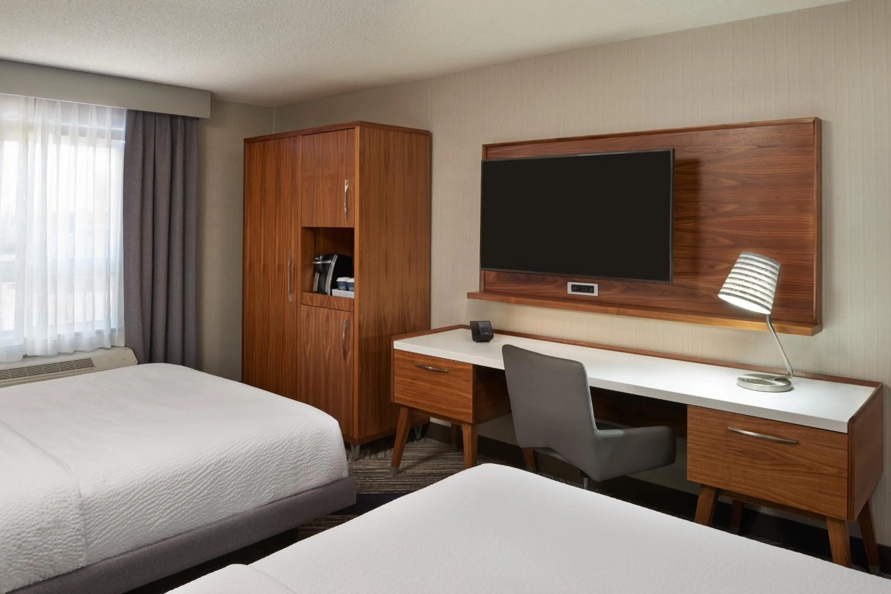 Photo of the whole room, Bed in Four Points by Sheraton Vaughan