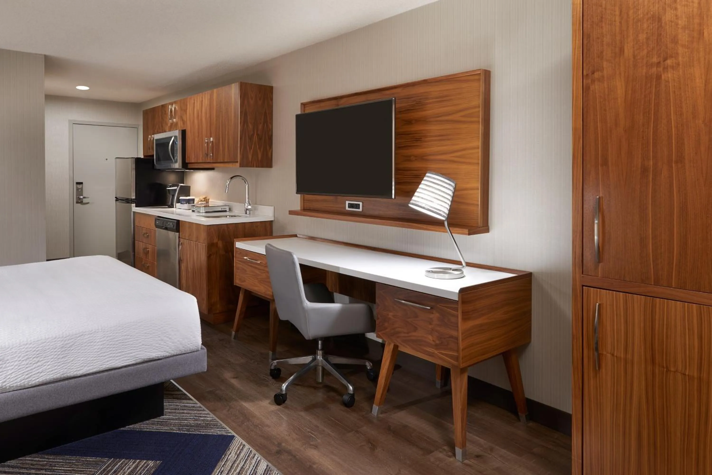 Photo of the whole room, Bed in Four Points by Sheraton Vaughan