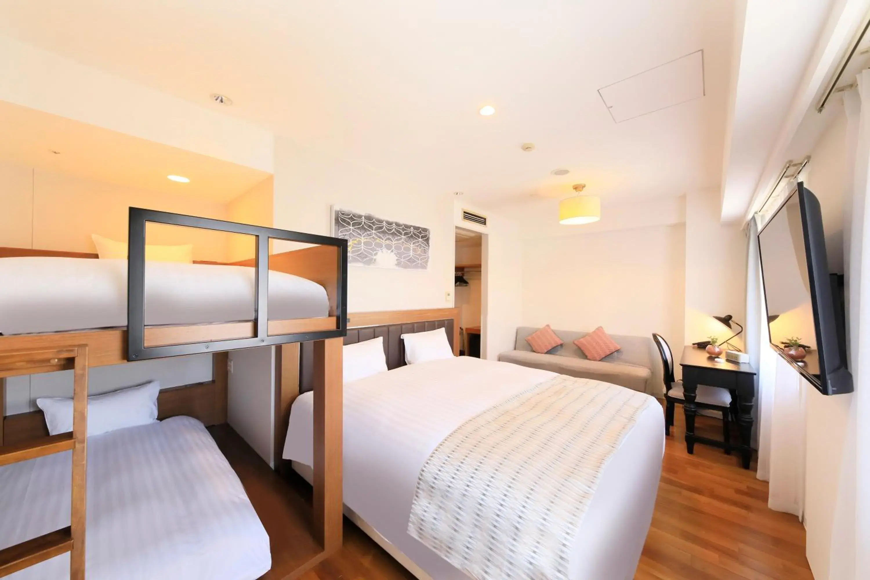 Superior King Room with Bunk Bed in QuintessaHotel KagoshimaTenmonkan Relax&Sleep Superior King Room with Bunk Bed in QuintessaHotel KagoshimaTenmonkan Relax&Sleep