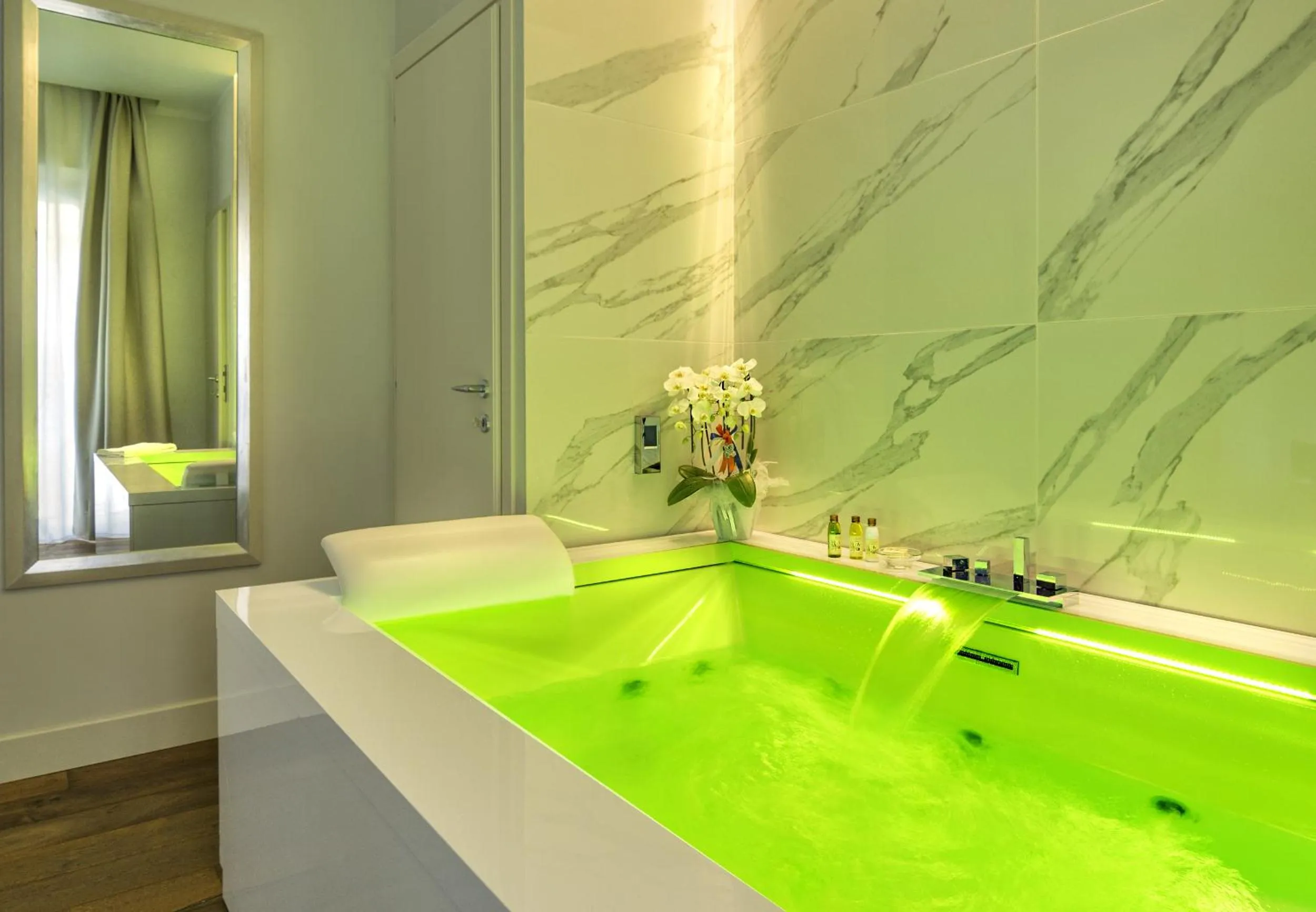 Hot Tub in Palazzo Cini Luxury Rooms in Pisa