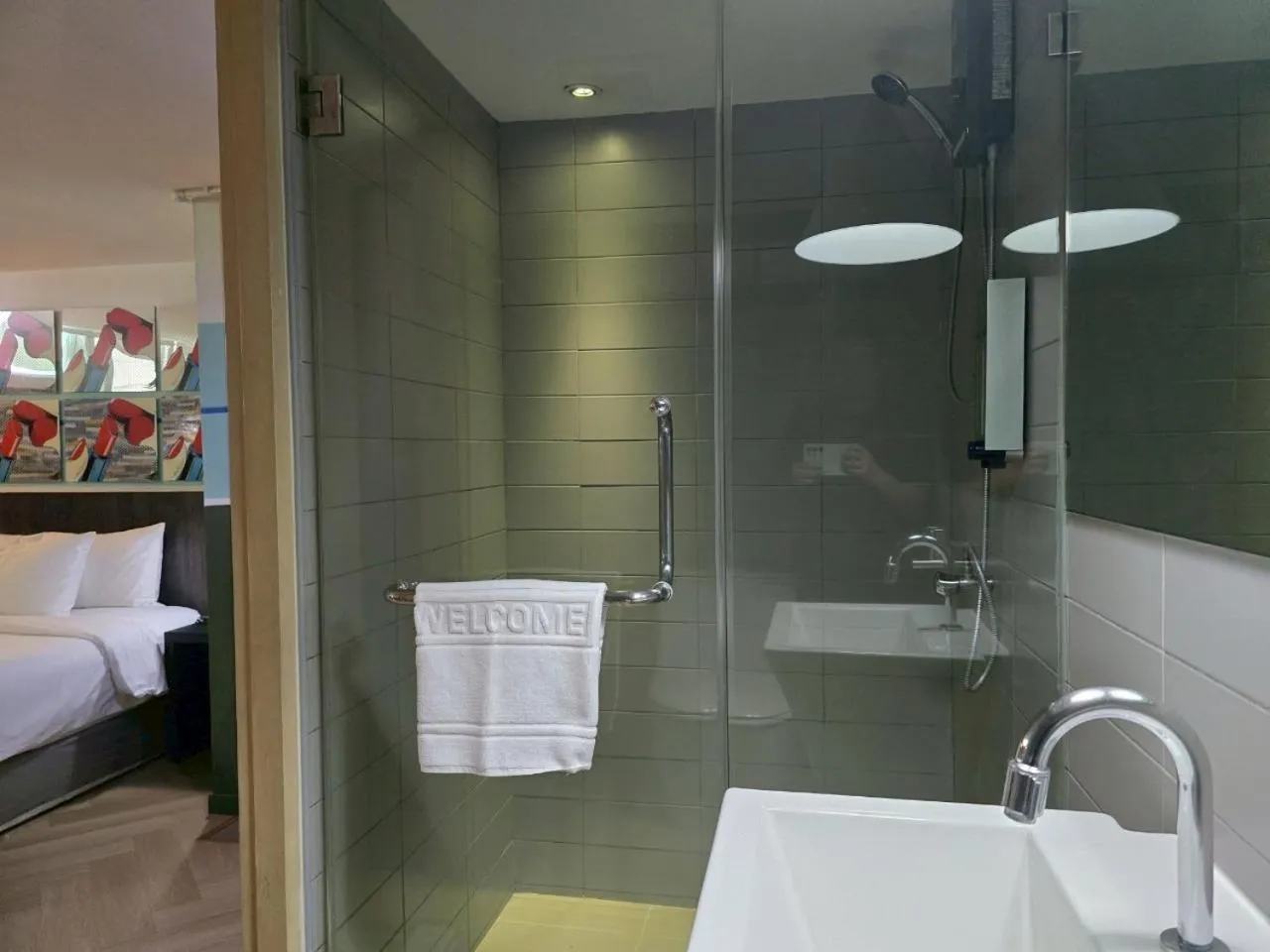 Bathroom, Bed in Somewhere to Escape - Hometel