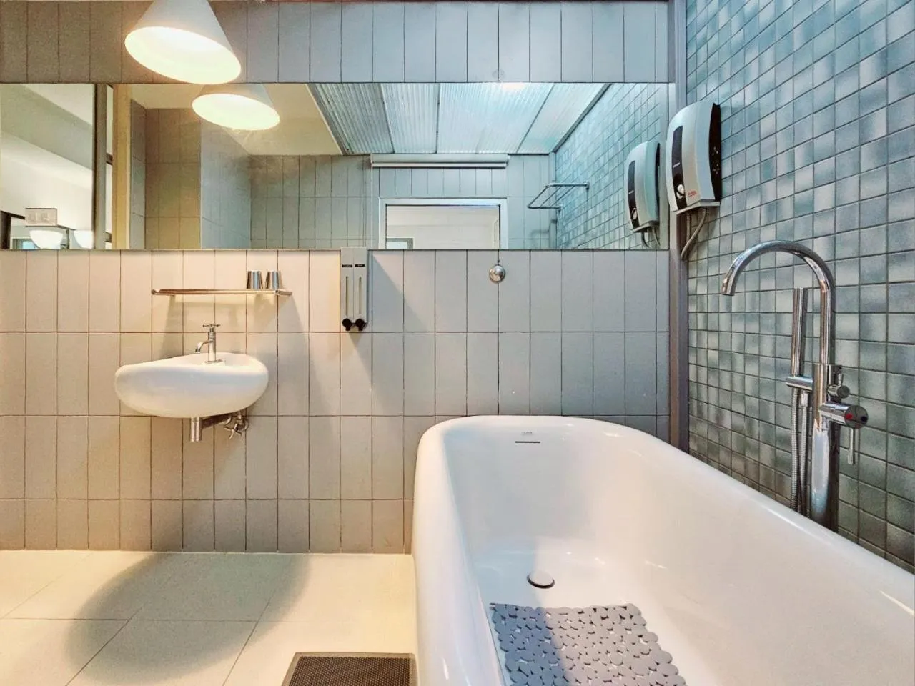 Bathroom in Somewhere to Escape - Hometel