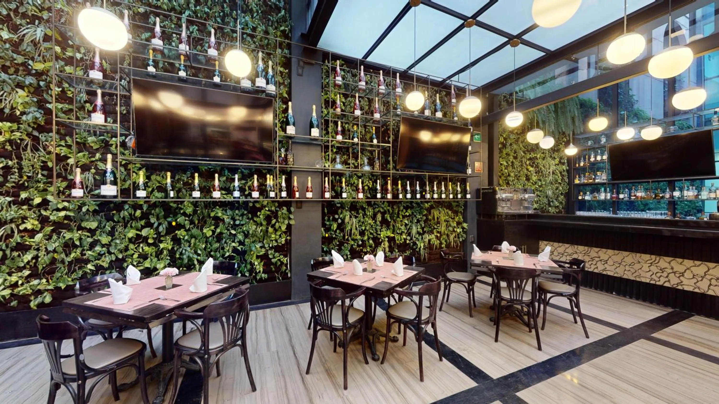 Restaurant/places to eat in Marquis SkySuites