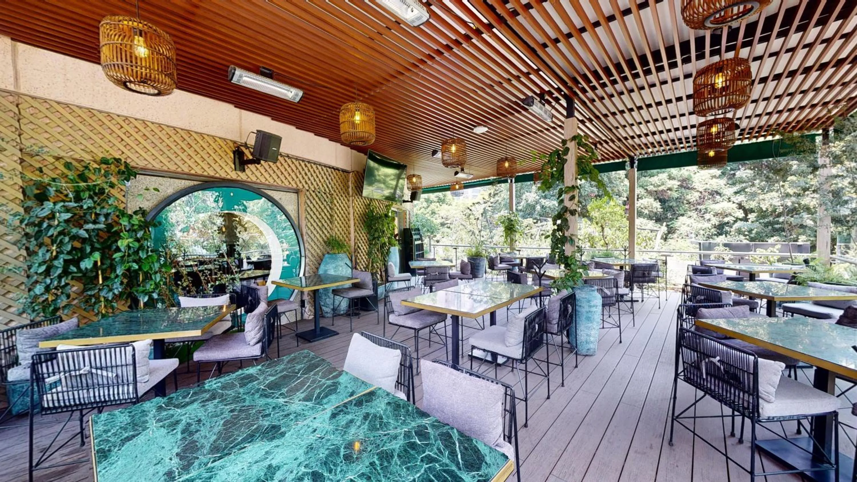 Restaurant/places to eat in Marquis SkySuites