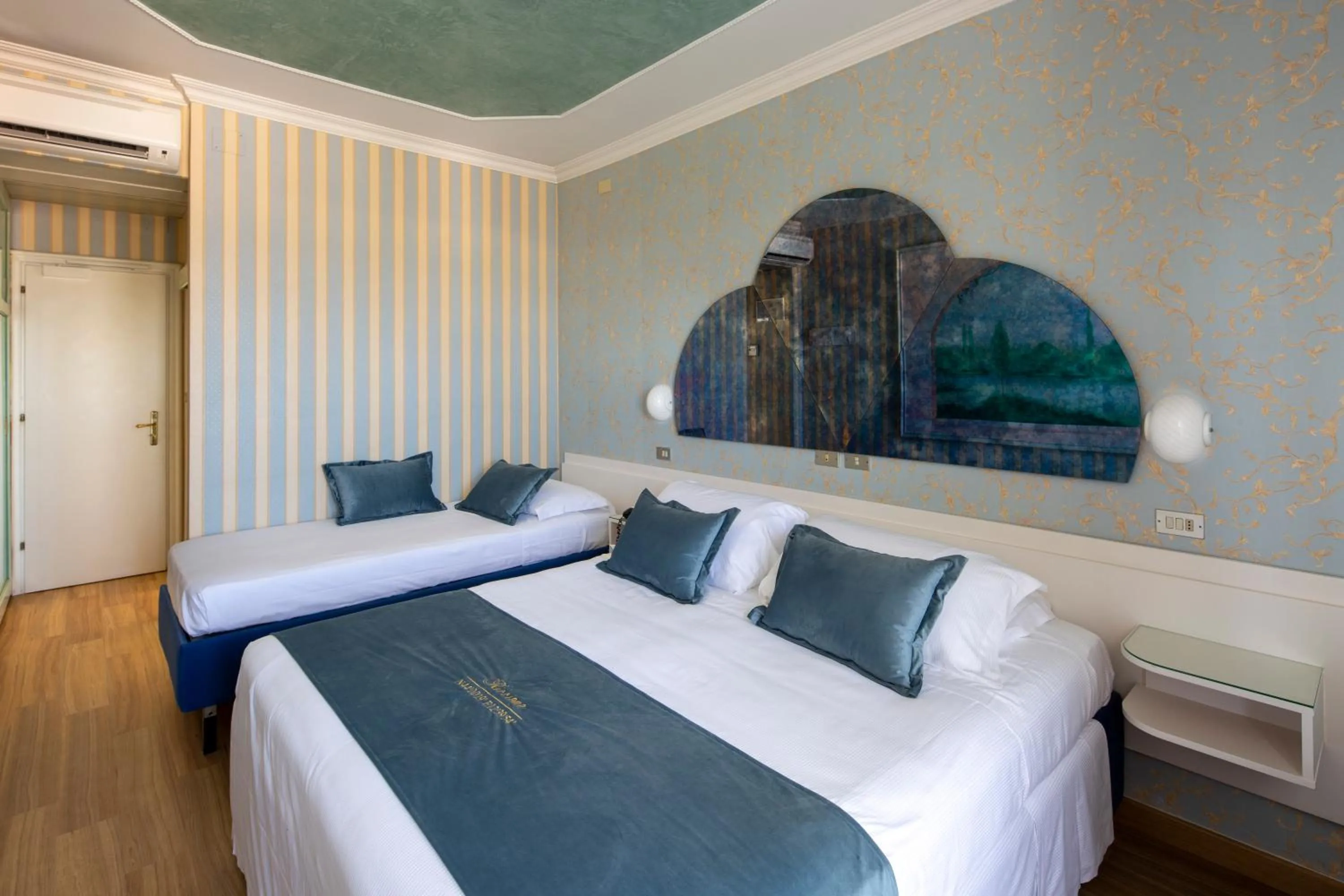 Photo of the whole room, Bed in Hotel Des Nations - Vintage Hotel sul mare