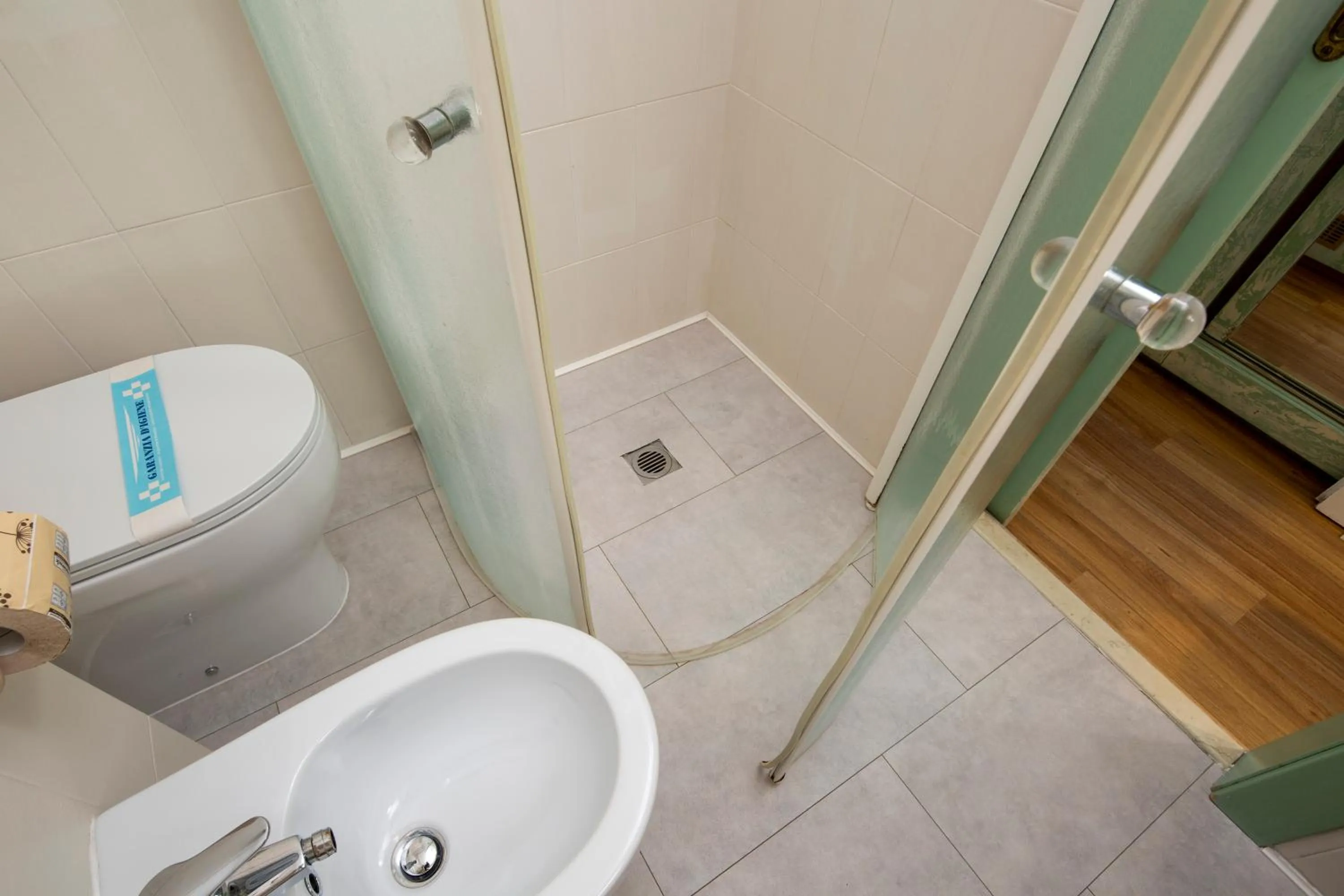 Shower in Hotel Des Nations - Vintage Hotel sul mare