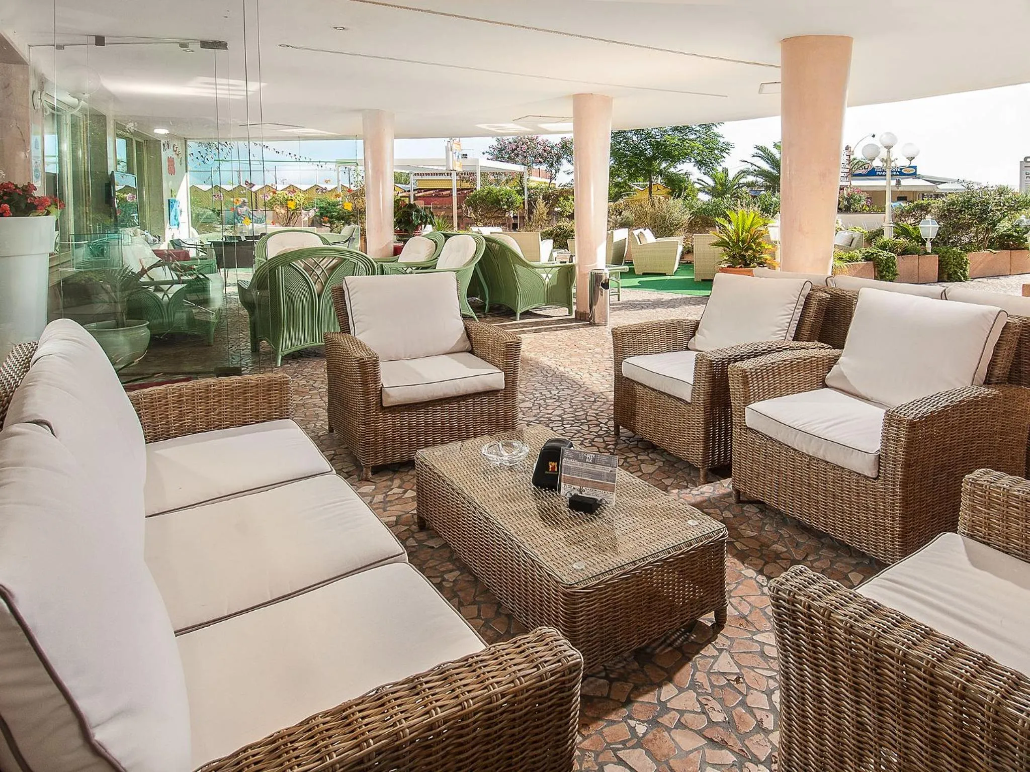Patio in Hotel Des Nations - Vintage Hotel sul mare