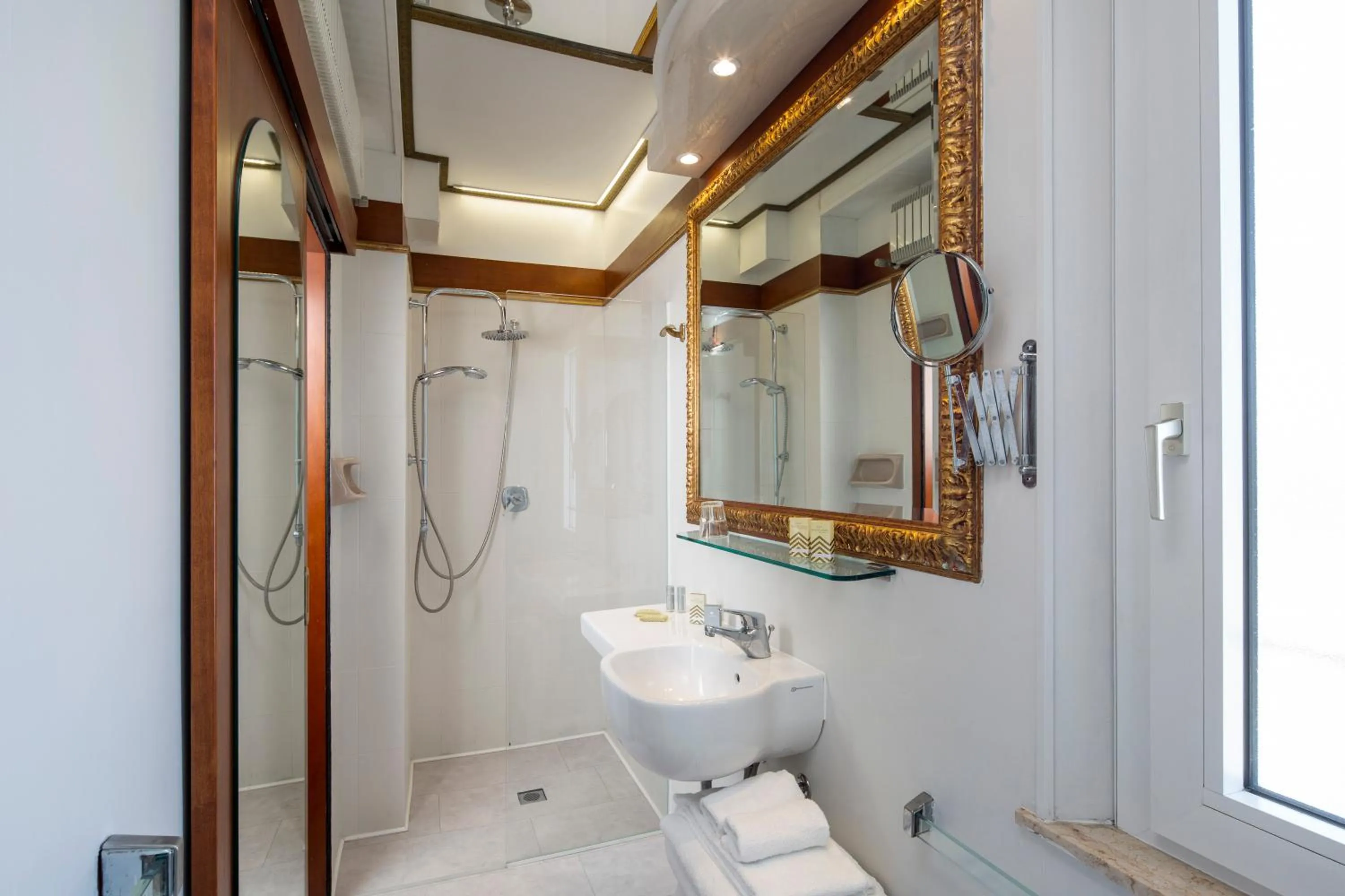 Bathroom in Hotel Des Nations - Vintage Hotel sul mare