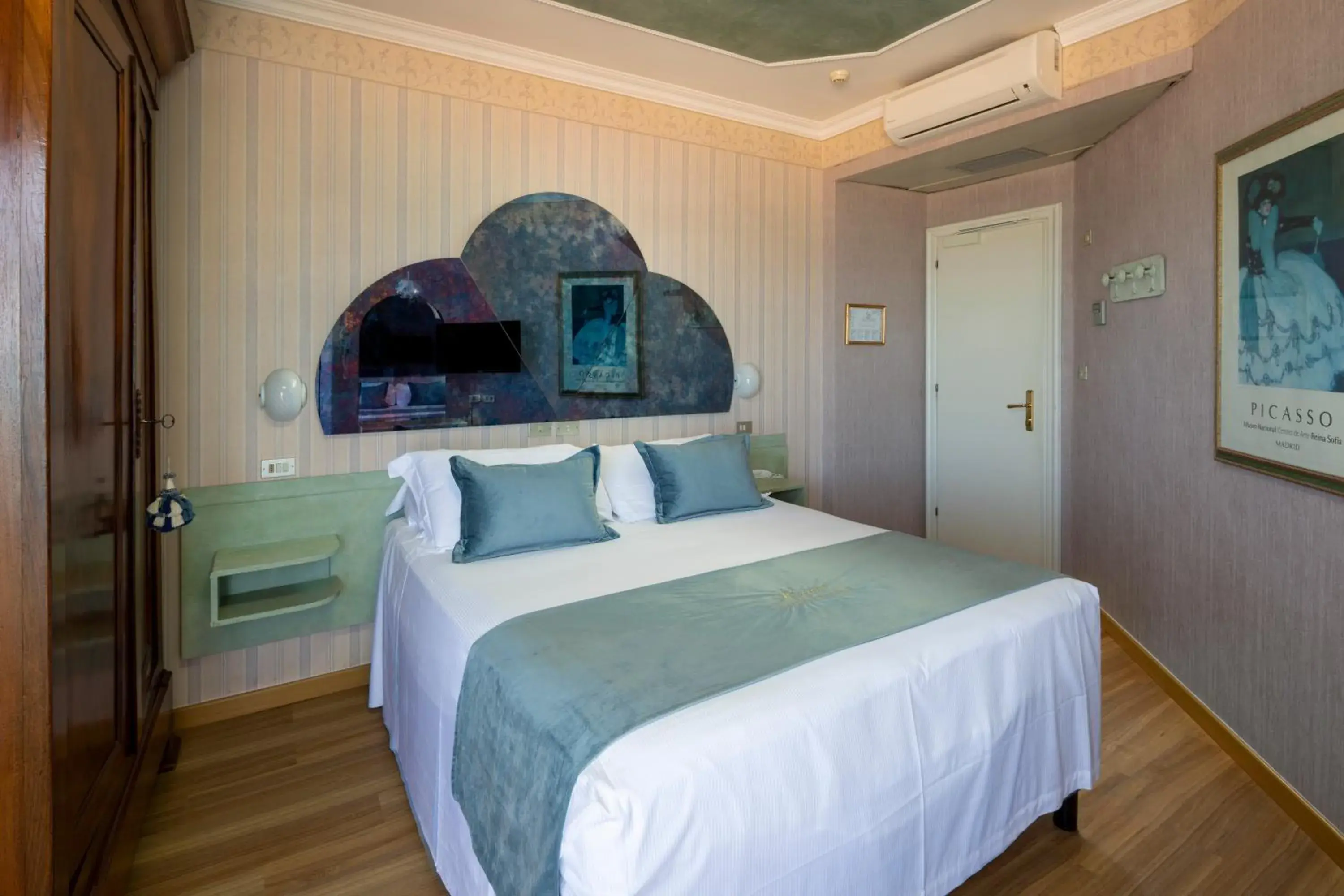 Double or Twin Room with Balcony and Sea View in Hotel Des Nations - Vintage Hotel sul mare Double or Twin Room with Balcony and Sea View in Hotel Des Nations - Vintage Hotel sul mare