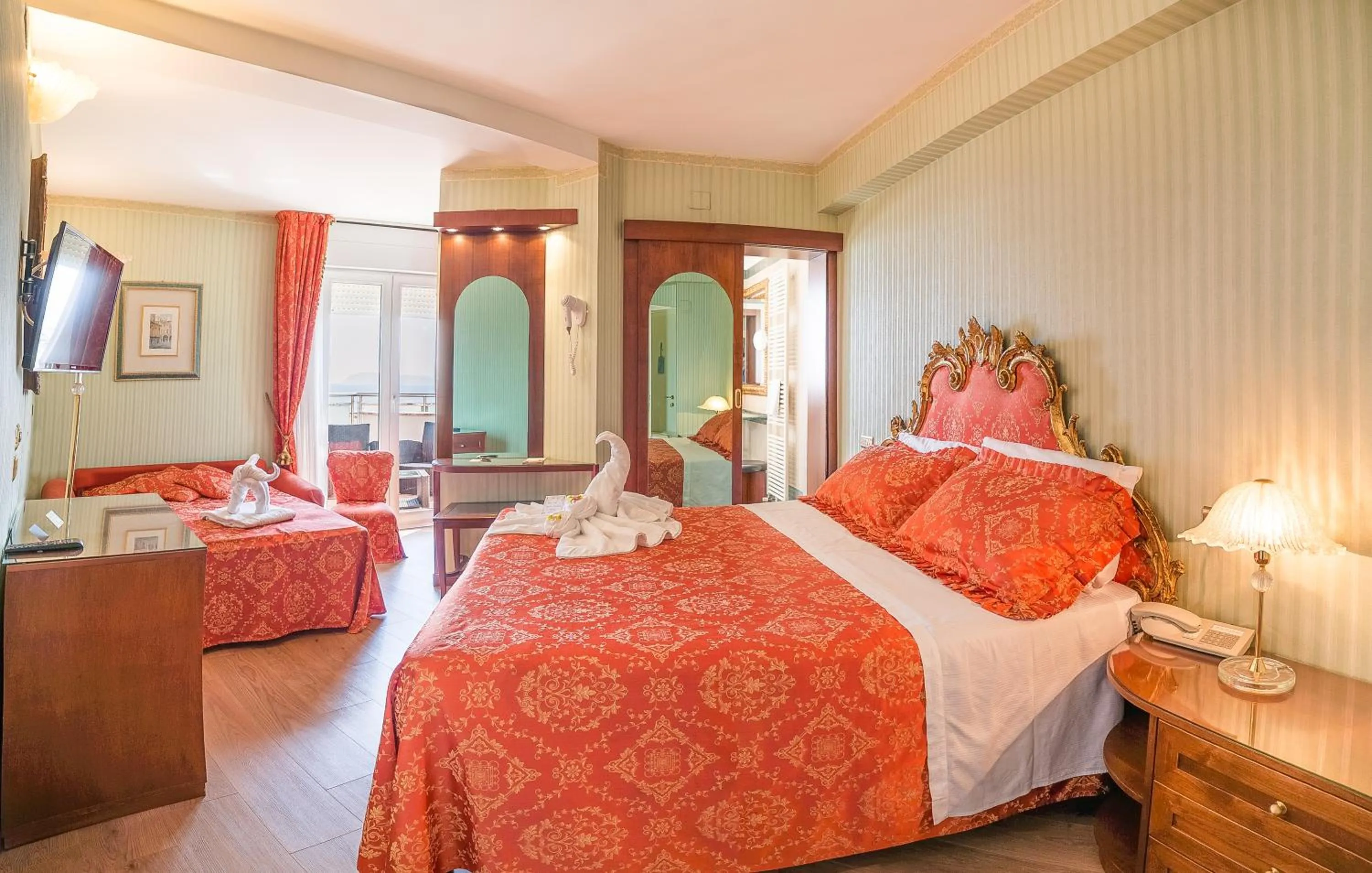 Bedroom, Bed in Hotel Des Nations - Vintage Hotel sul mare