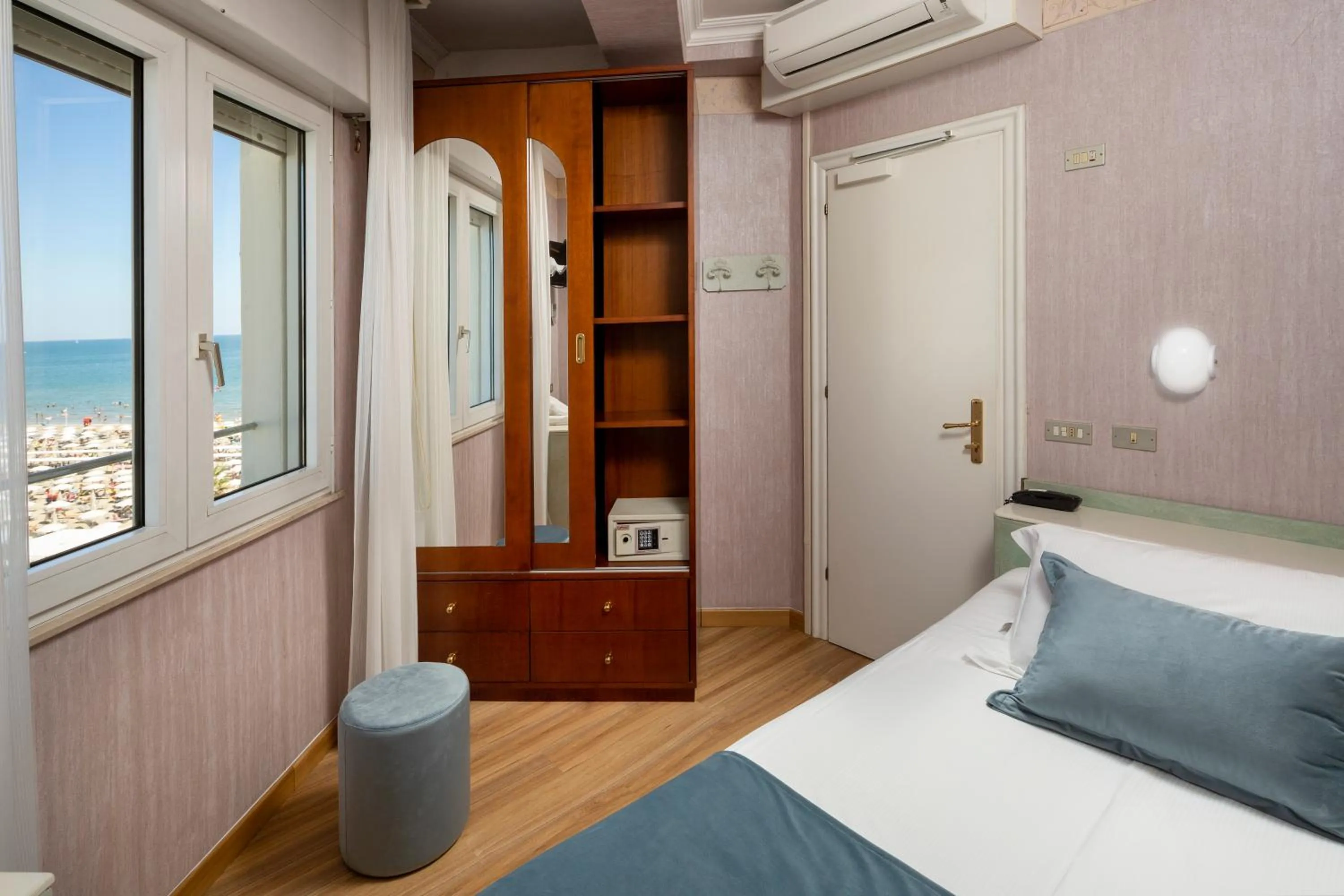 Photo of the whole room, Bed in Hotel Des Nations - Vintage Hotel sul mare