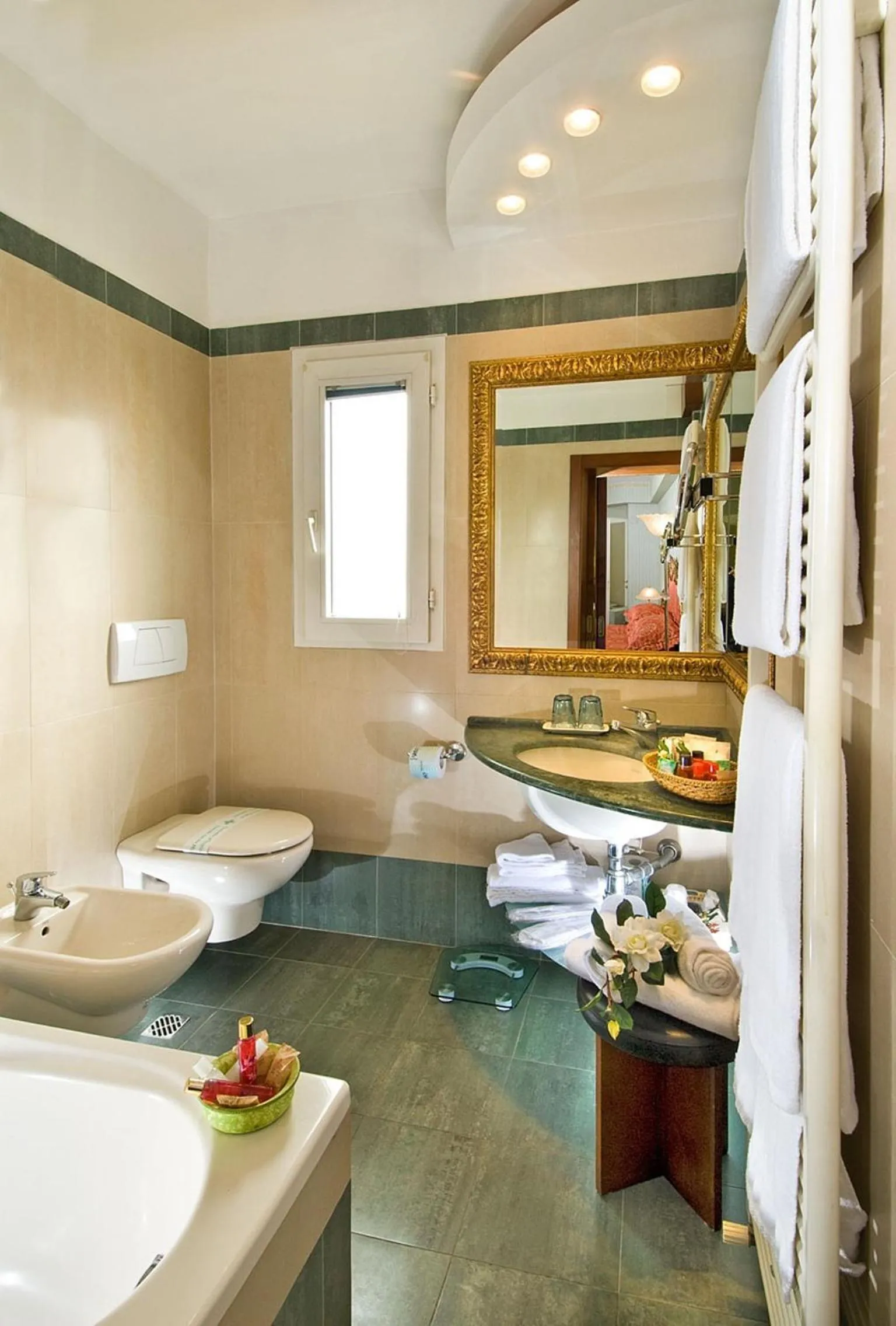 Toilet in Hotel Des Nations - Vintage Hotel sul mare