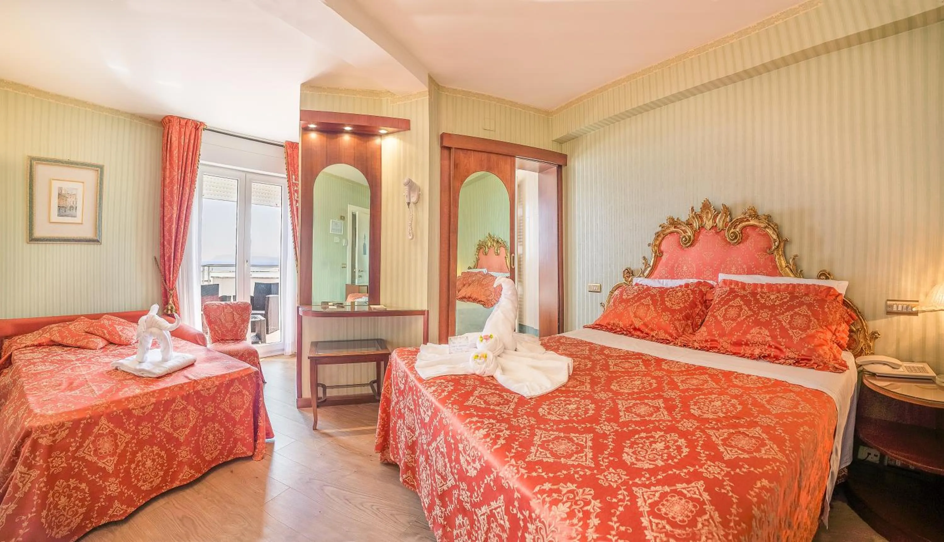 Bedroom, Bed in Hotel Des Nations - Vintage Hotel sul mare