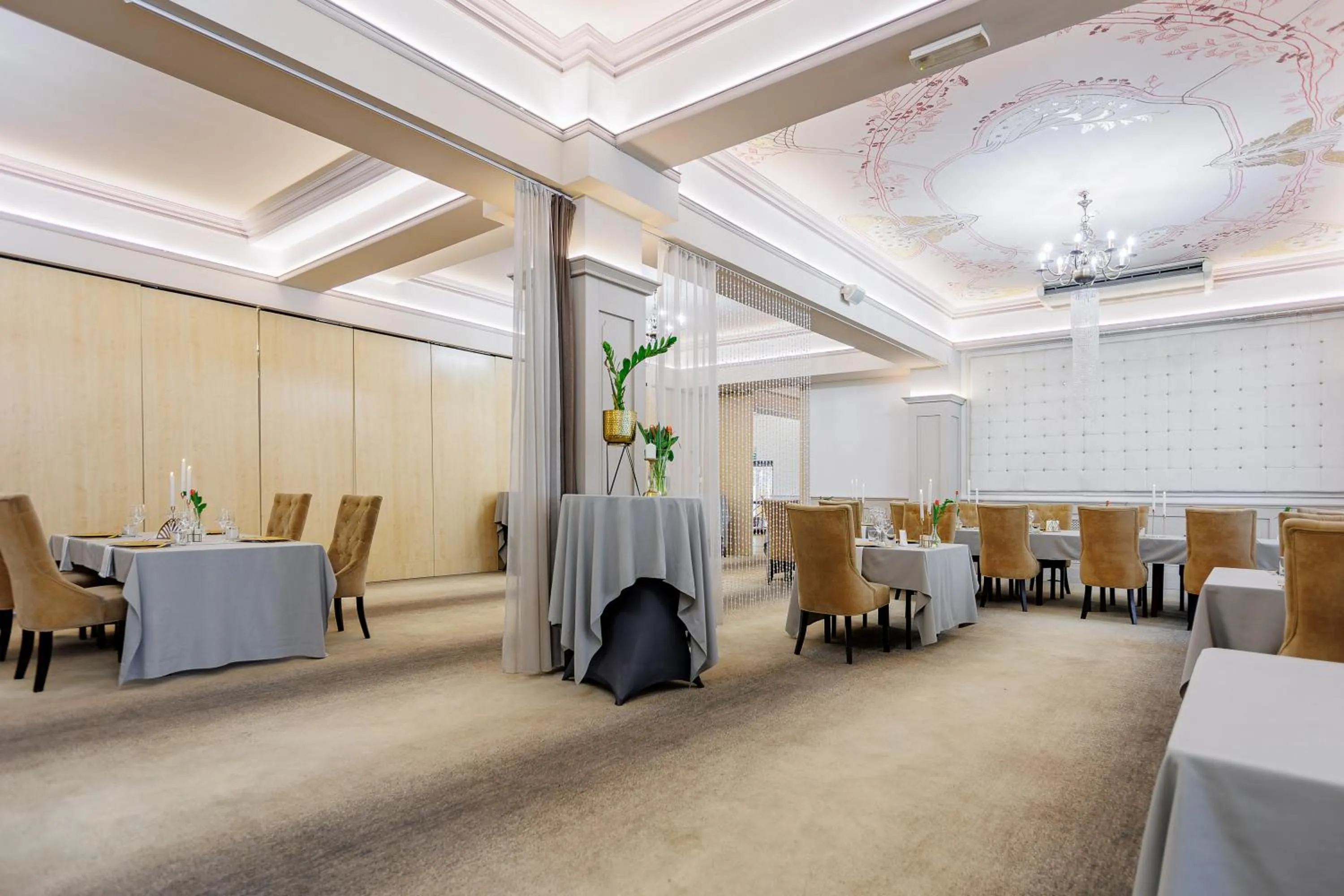 Restaurant/places to eat in Hotel Cristal Park