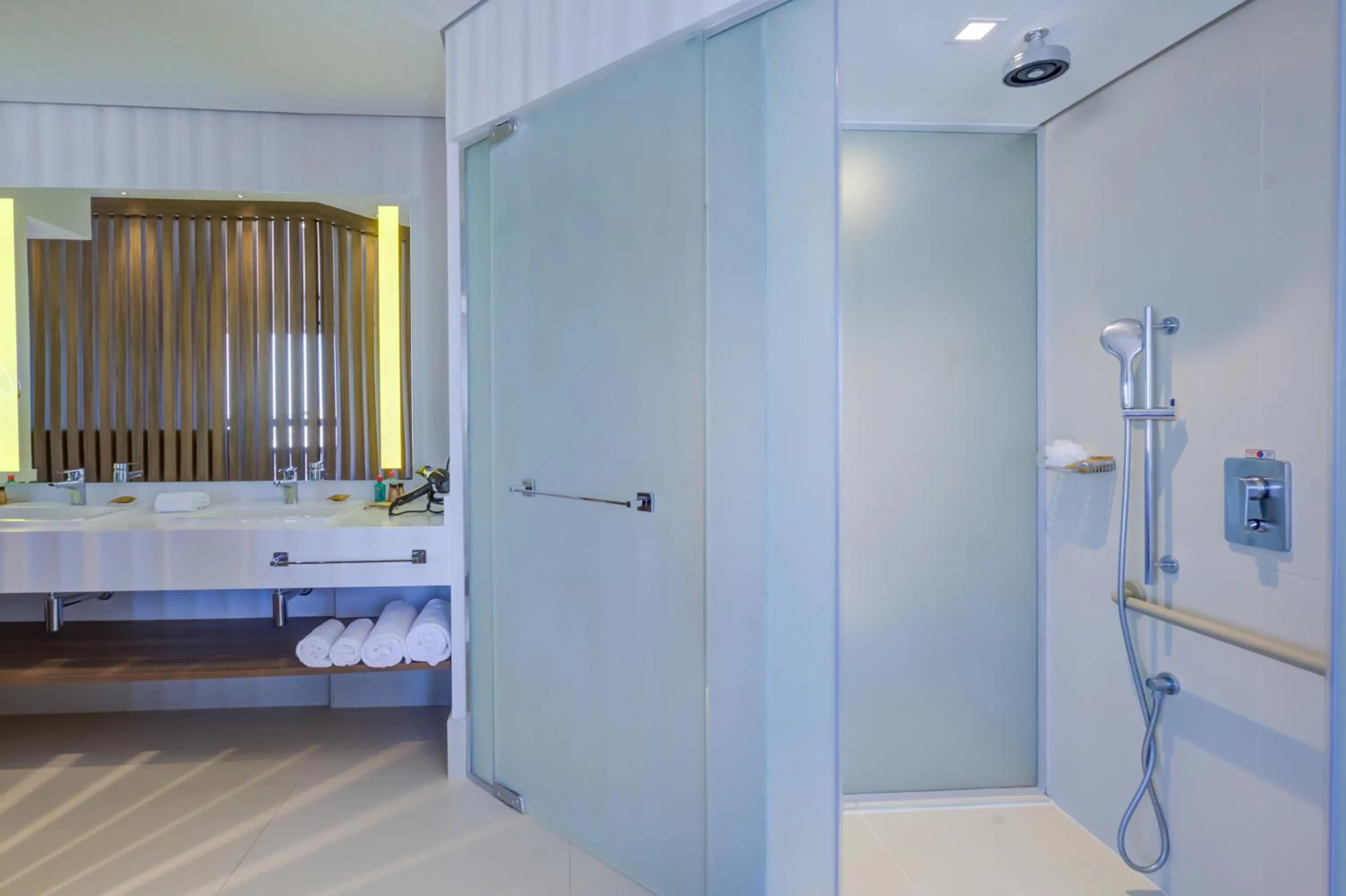 Shower, Bed in Radisson São Paulo Paulista