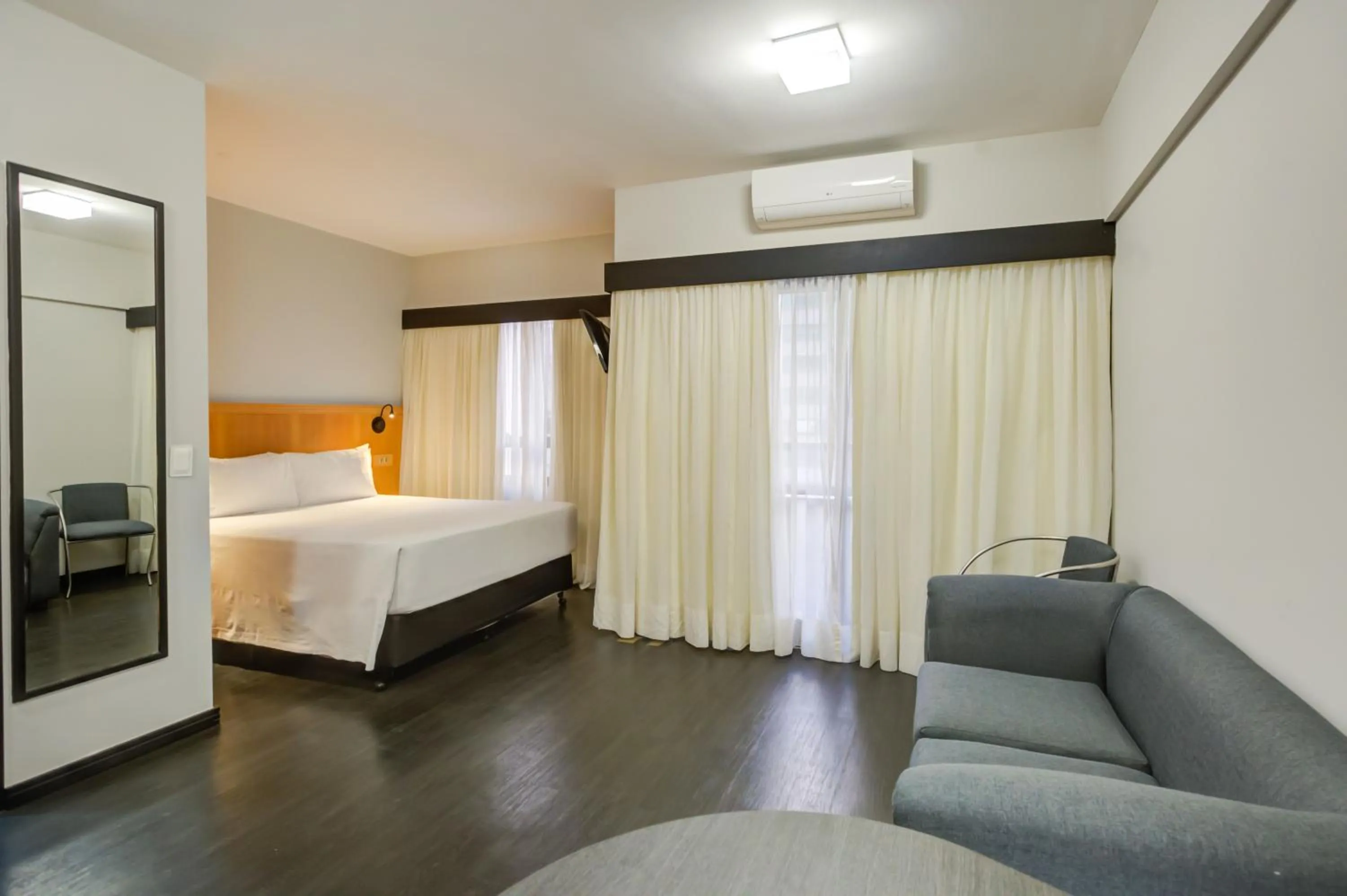 Photo of the whole room, Bed in Radisson São Paulo Paulista