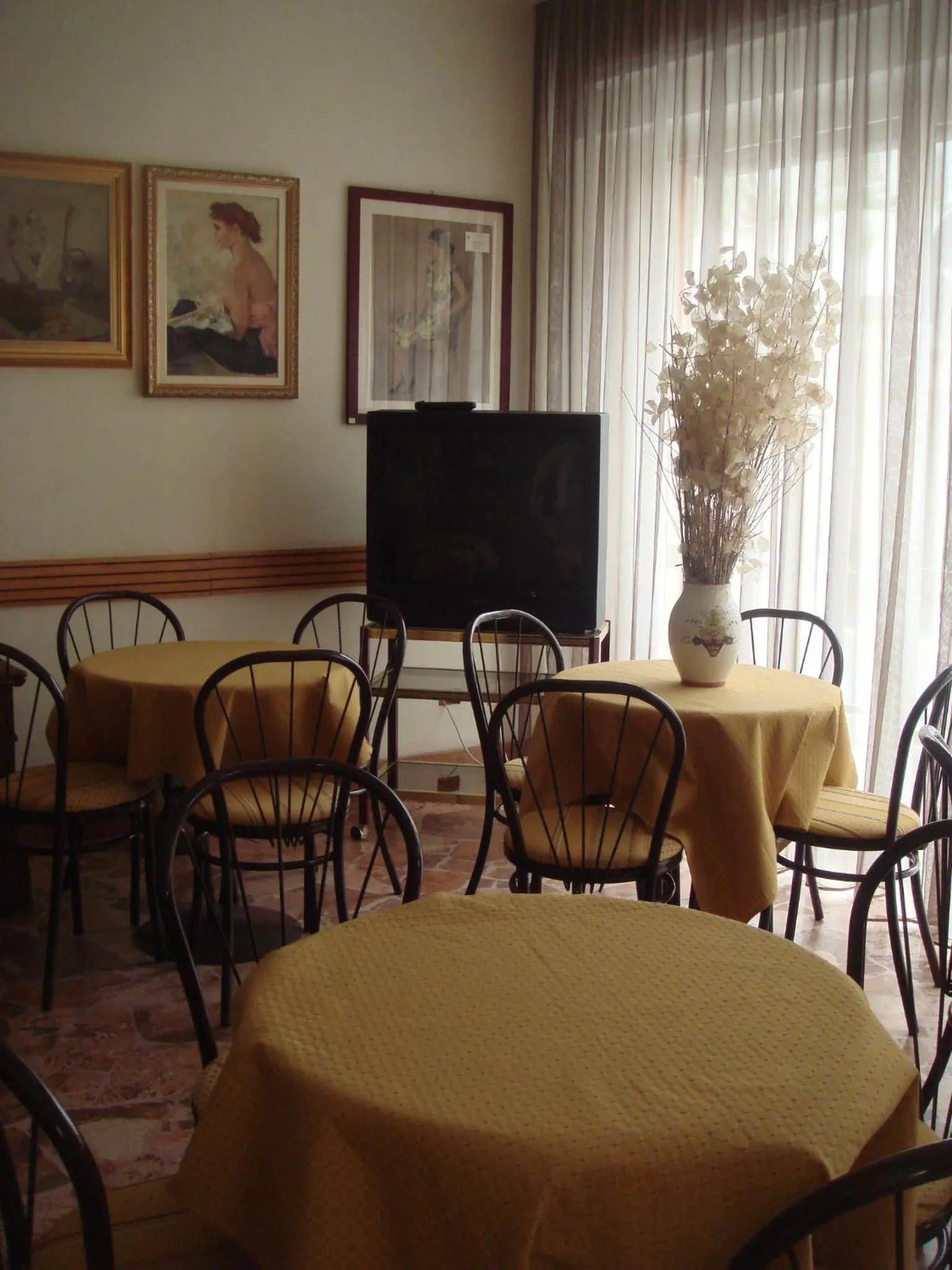 Communal lounge/ TV room in Hotel Arcade