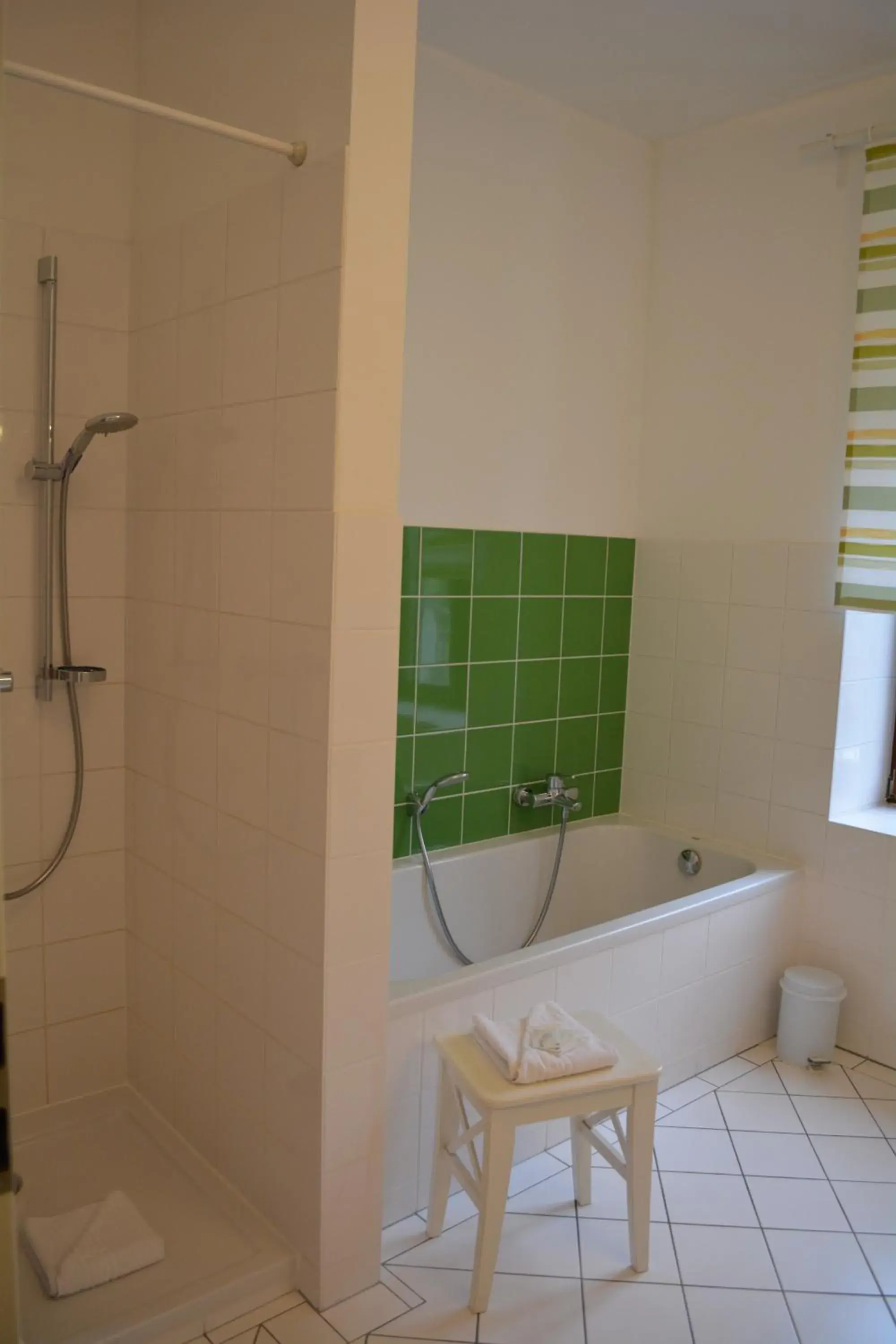 Triple Room with Bath in Economy Hotel Kronach Triple Room with Bath in Economy Hotel Kronach