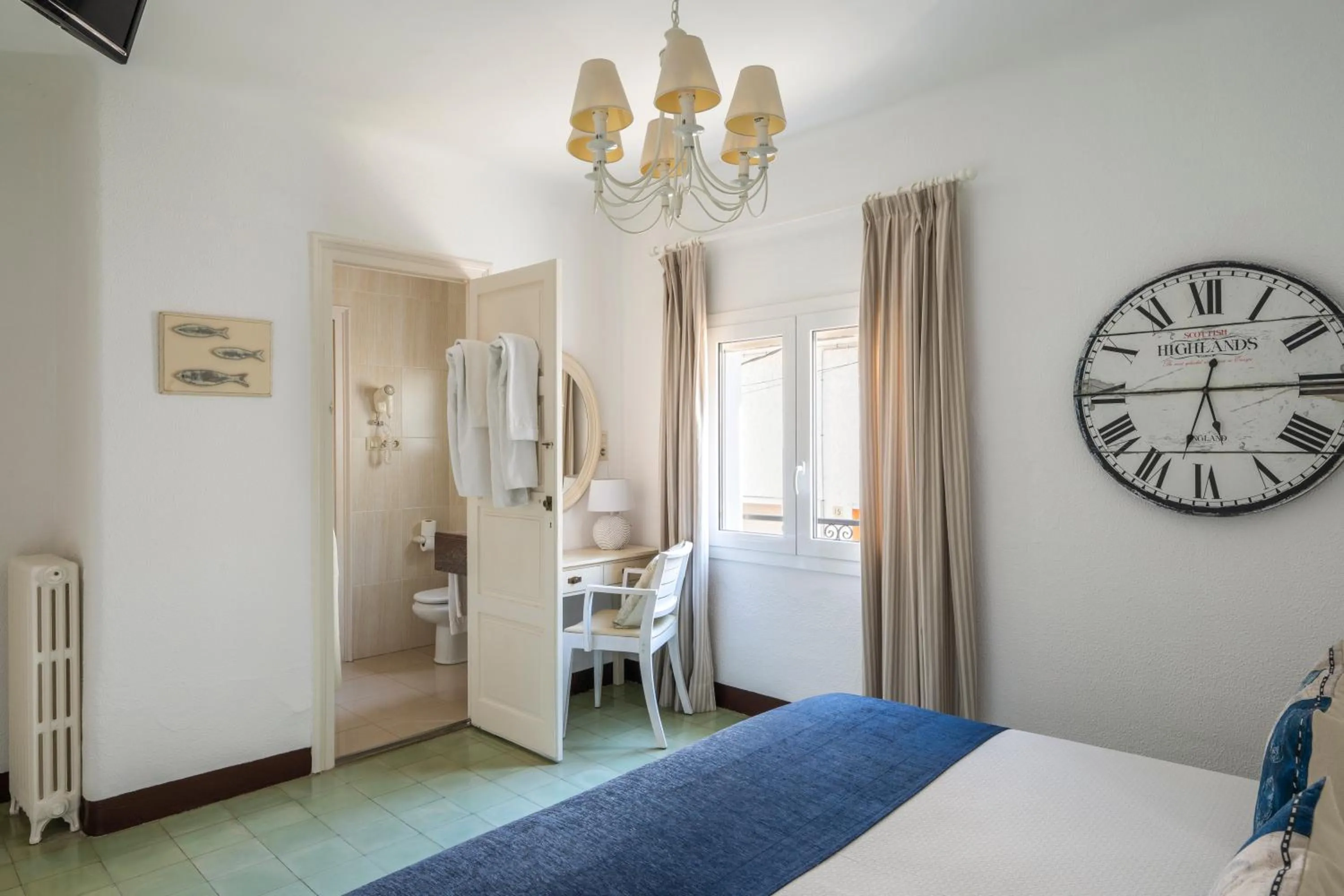 Photo of the whole room, Bed in La Goleta