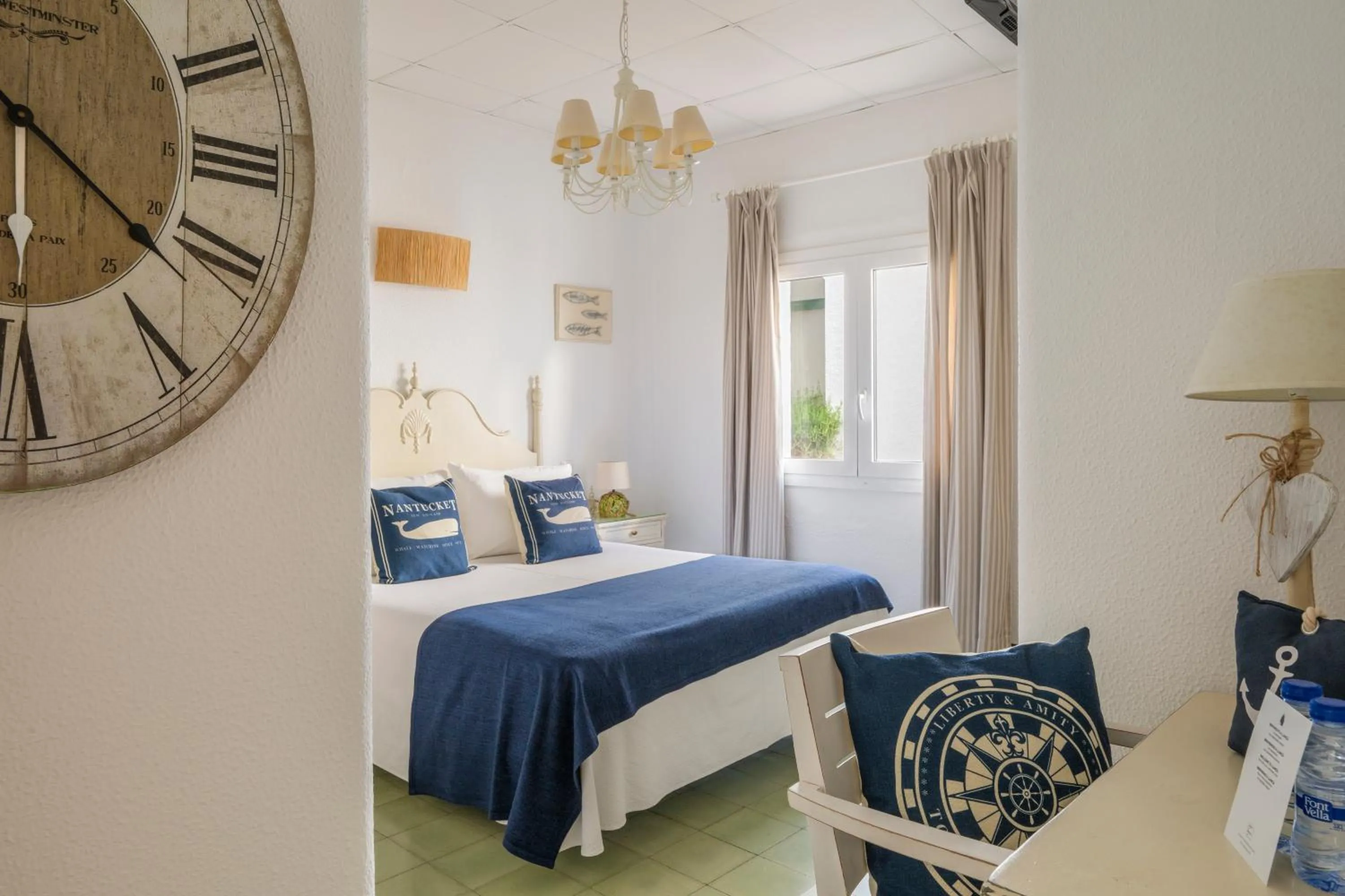 Photo of the whole room, Bed in La Goleta