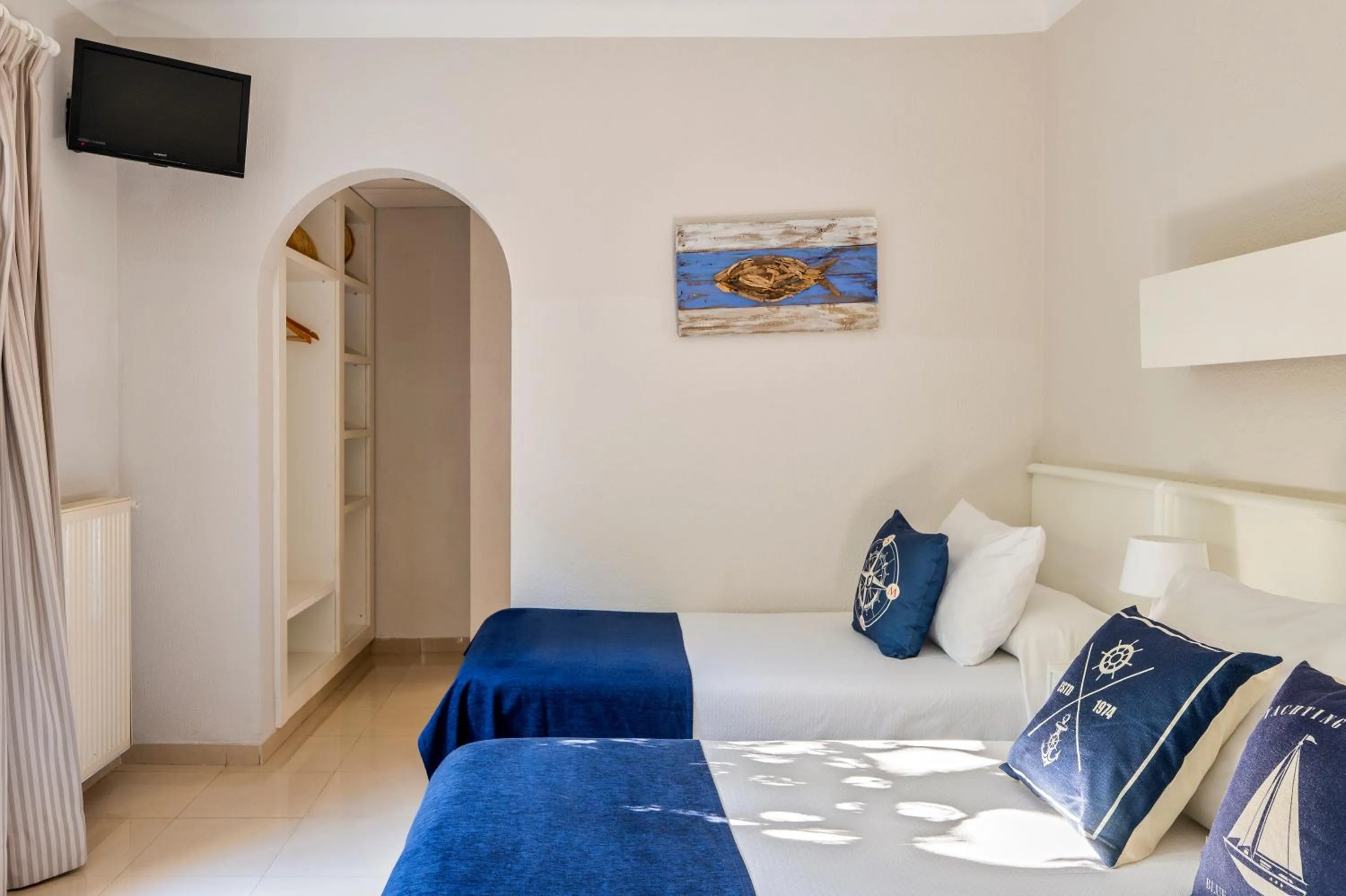 Photo of the whole room, Bed in La Goleta