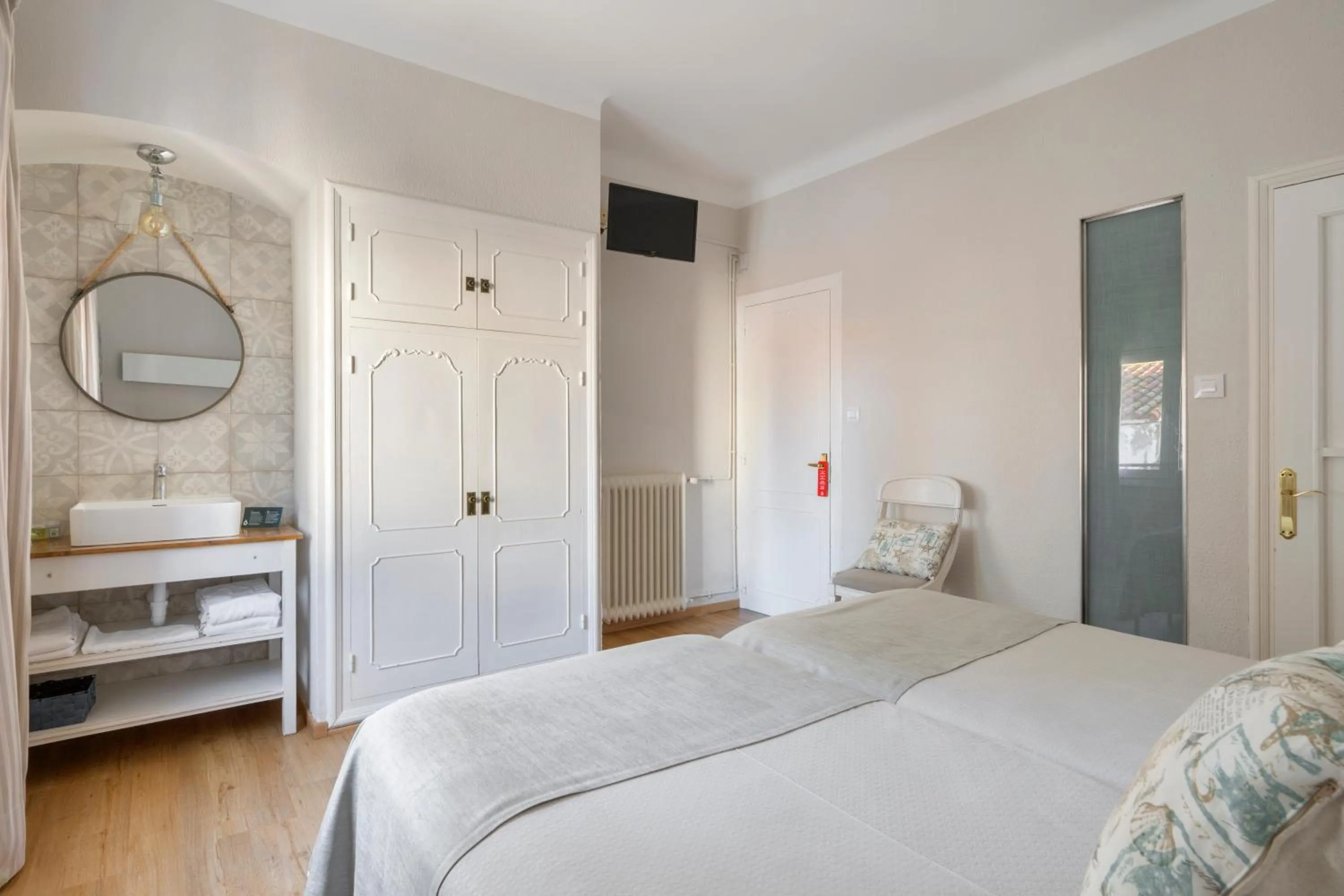 Photo of the whole room, Bed in La Goleta