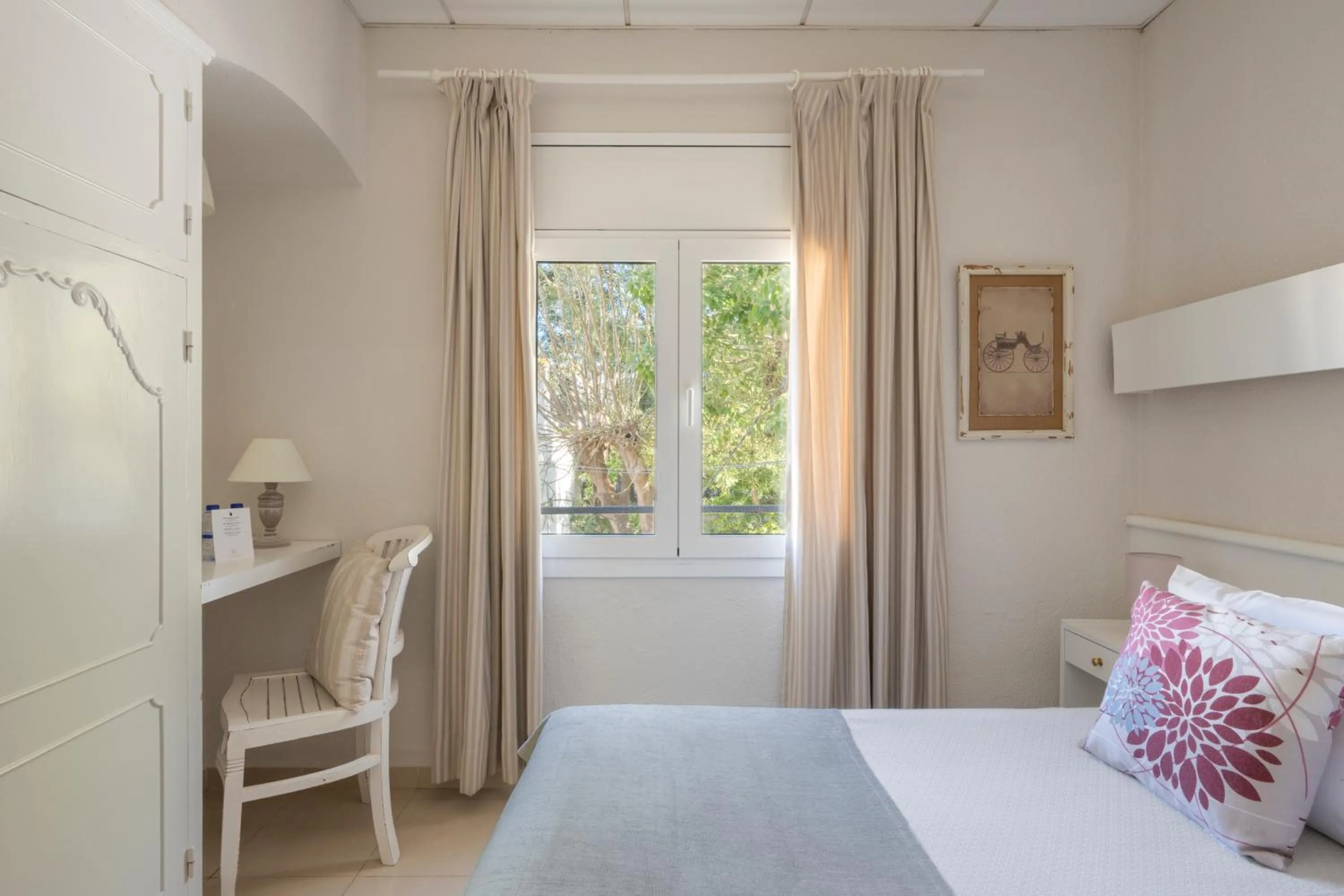 Photo of the whole room, Bed in La Goleta