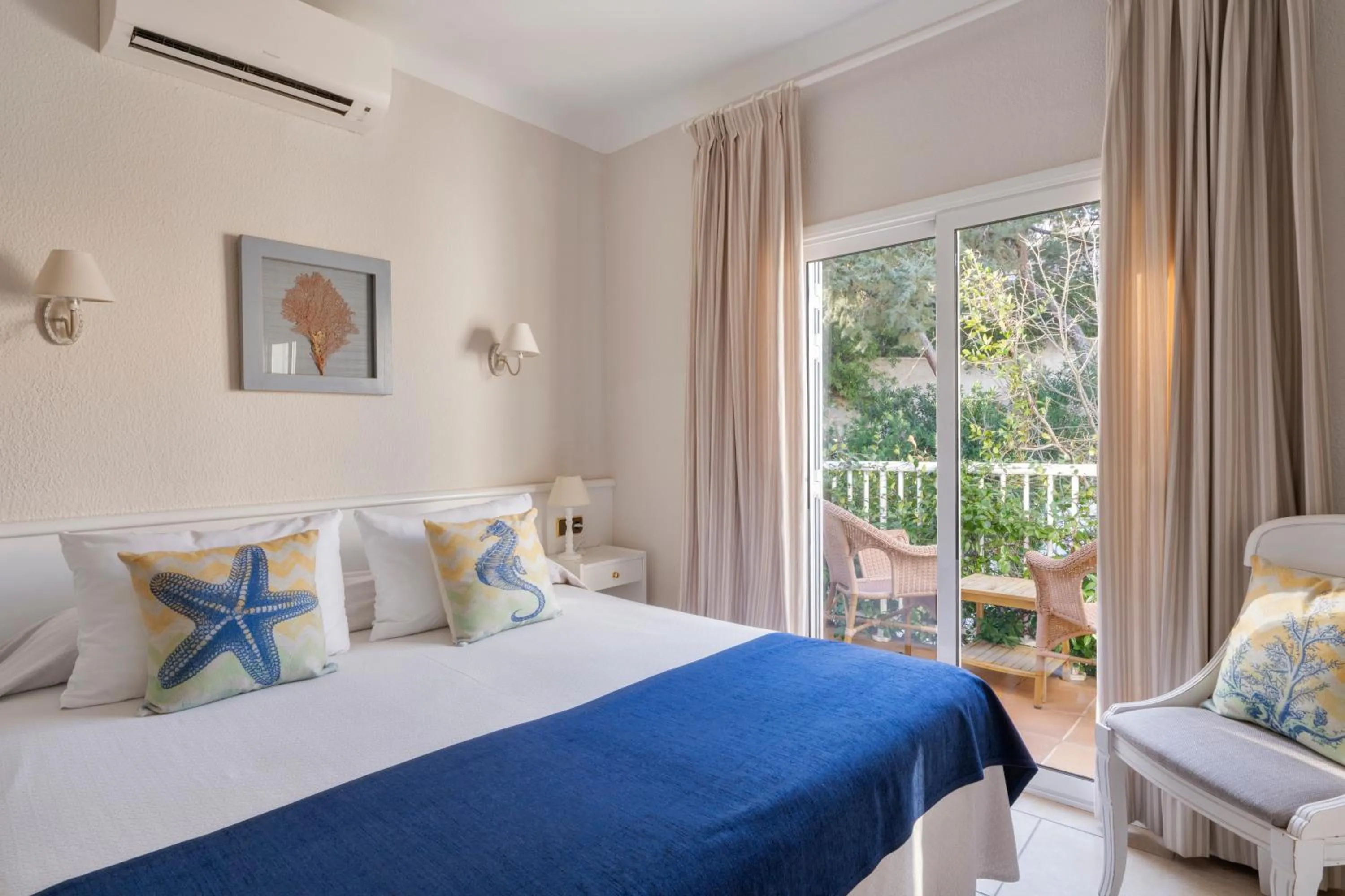 Photo of the whole room, Bed in La Goleta