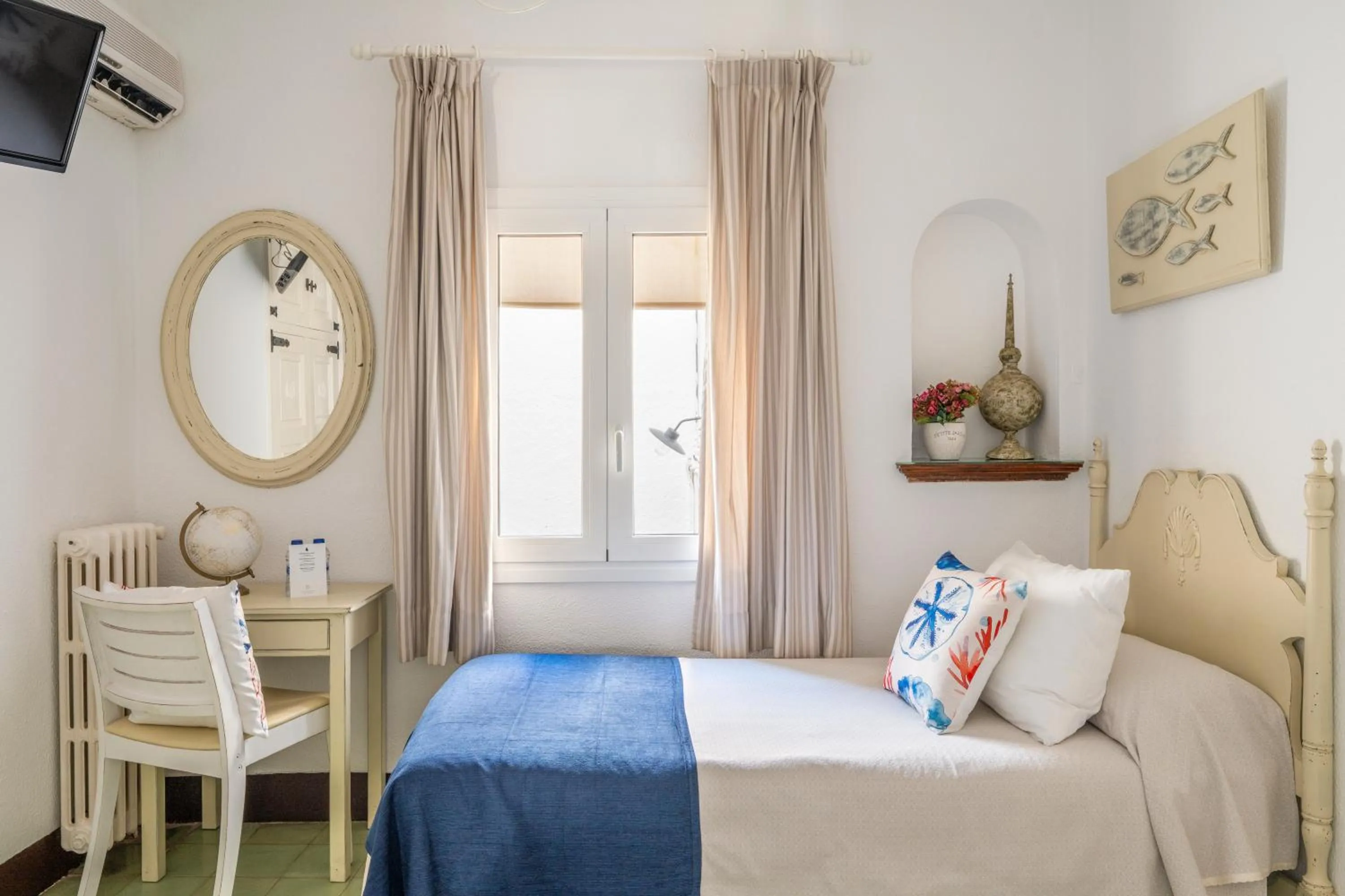 Photo of the whole room, Bed in La Goleta