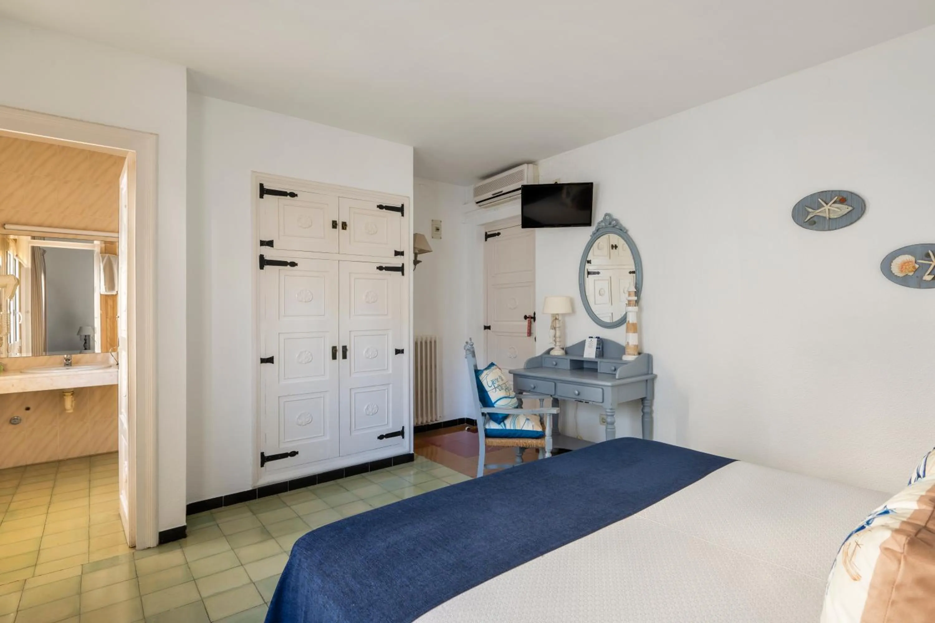 Photo of the whole room, Bed in La Goleta