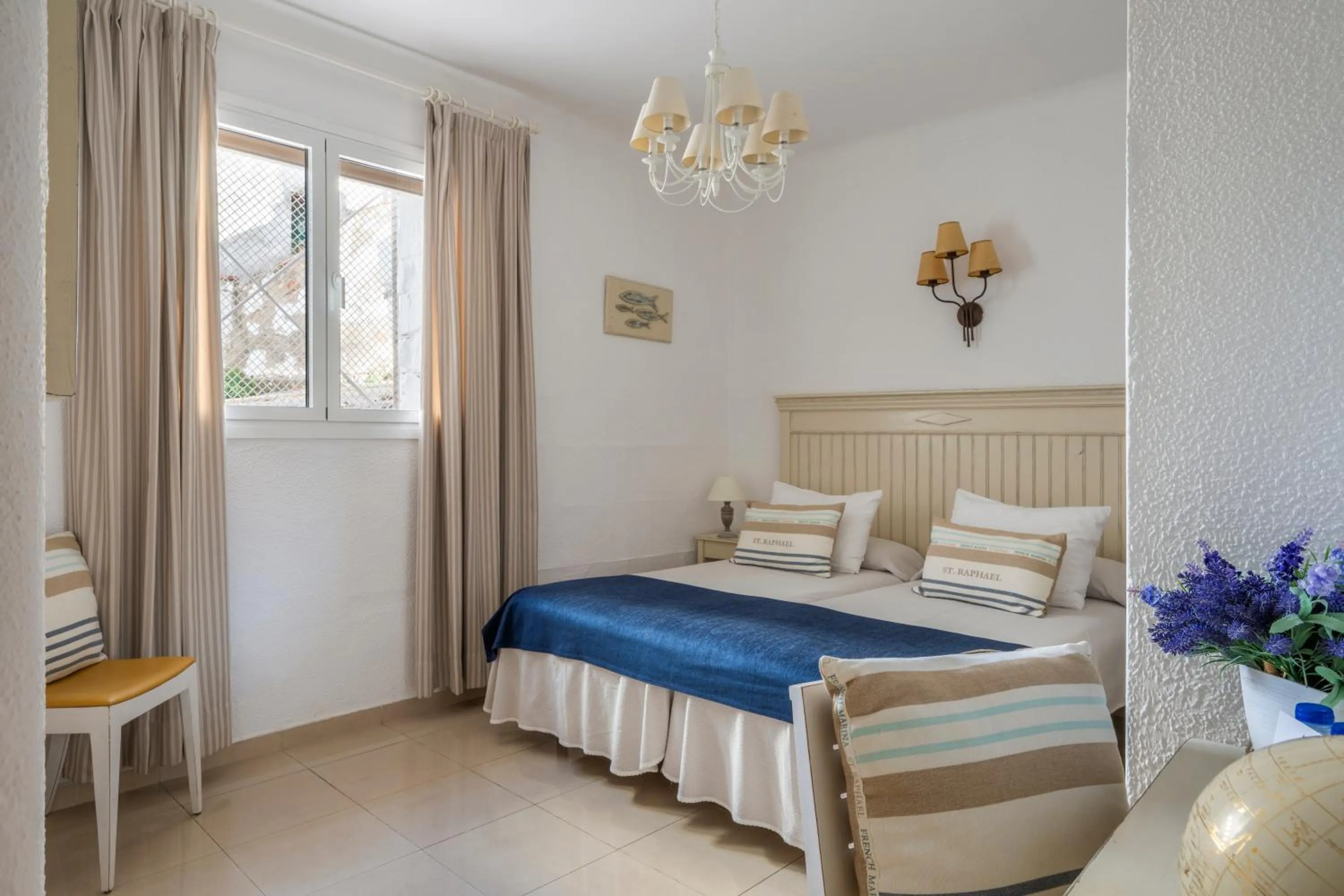 Photo of the whole room, Bed in La Goleta