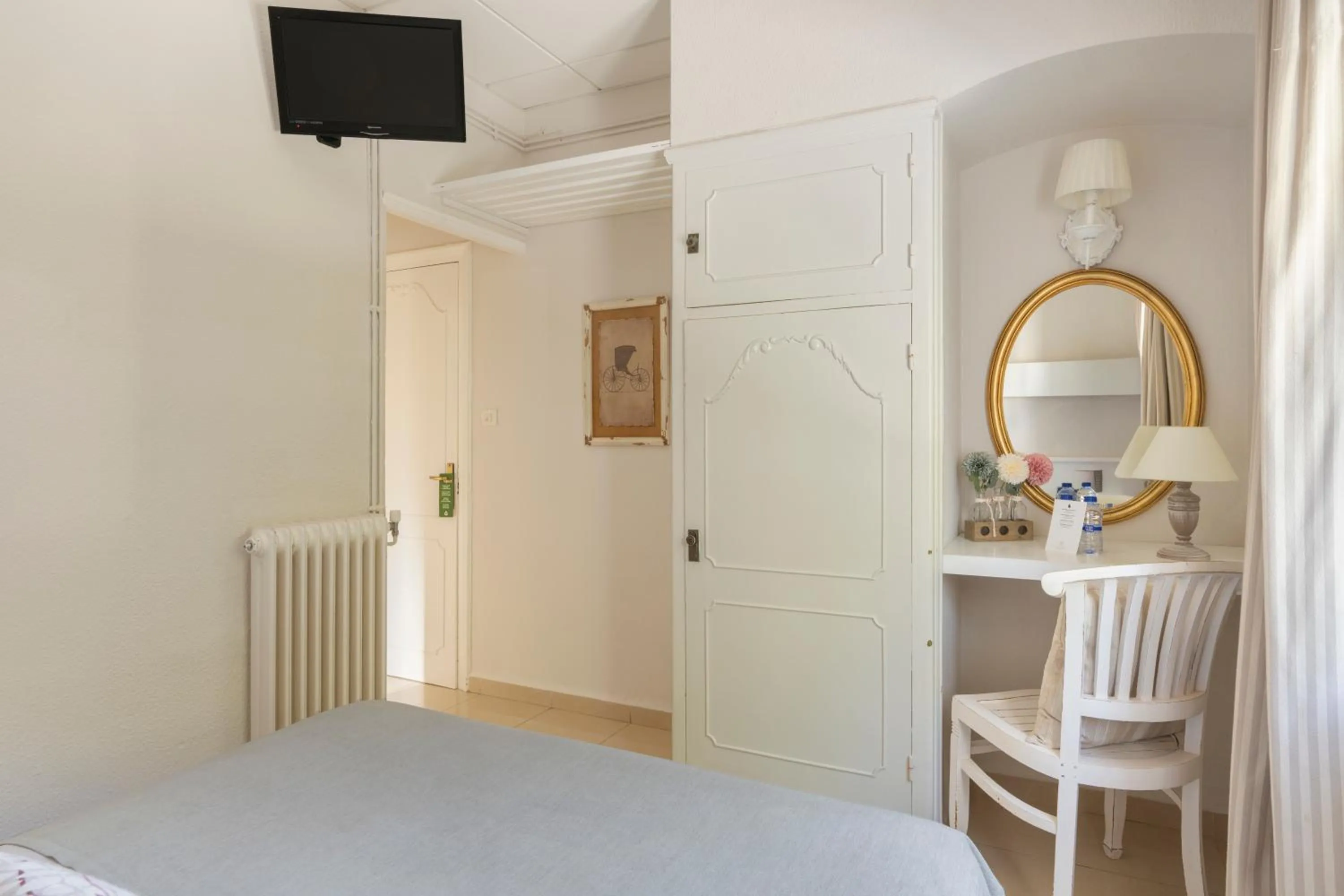 Photo of the whole room, Bed in La Goleta