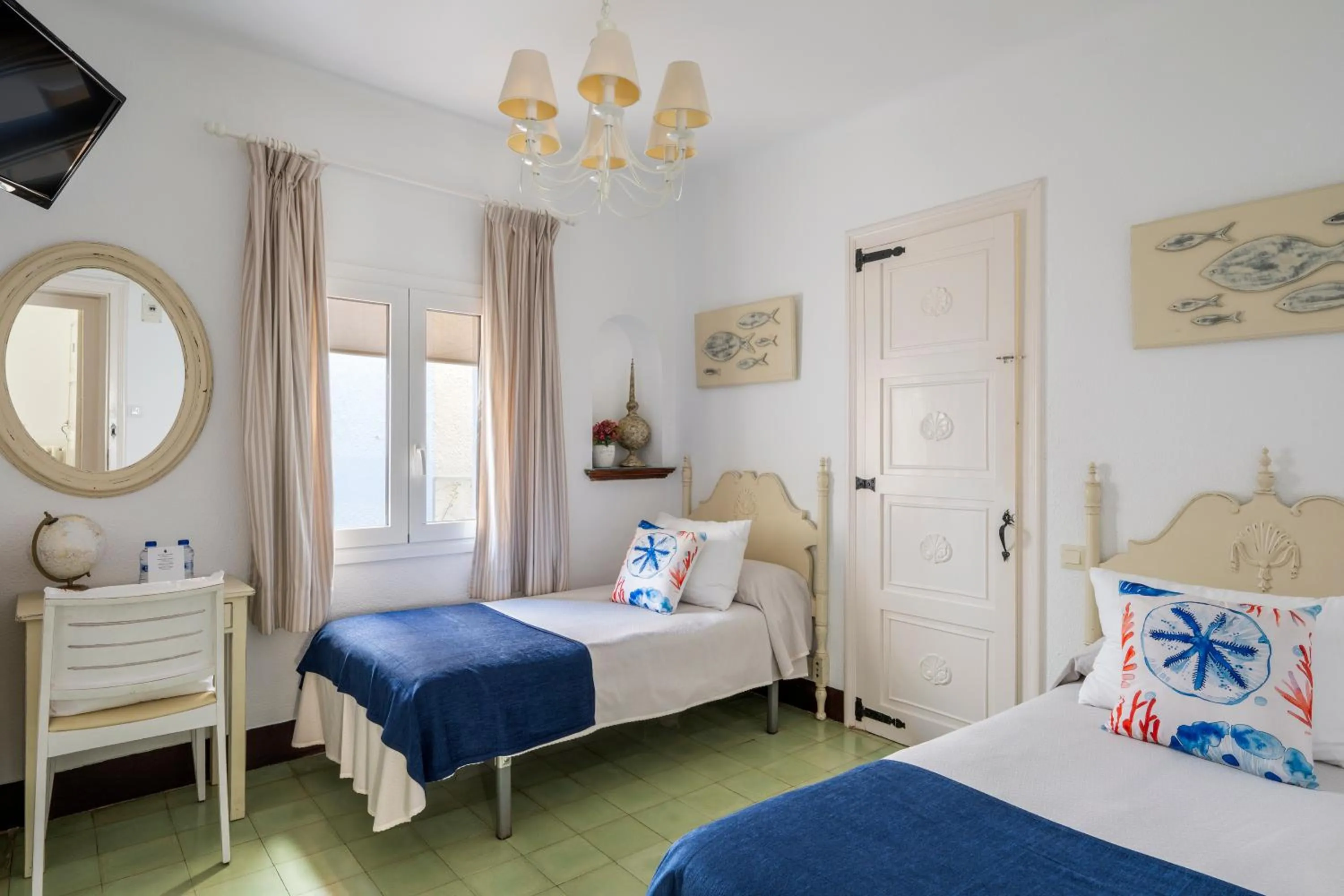 Photo of the whole room, Bed in La Goleta