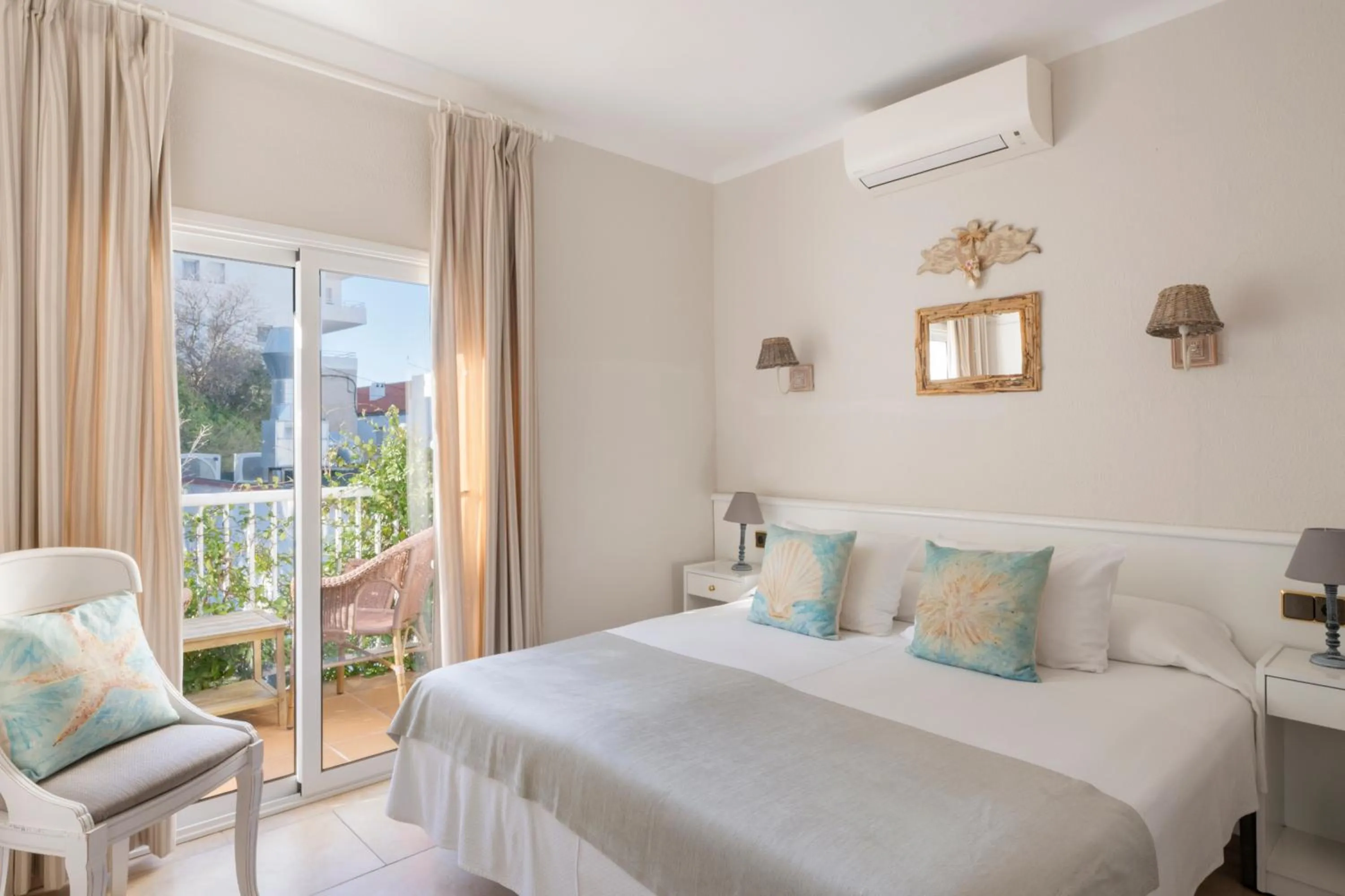 Photo of the whole room, Bed in La Goleta