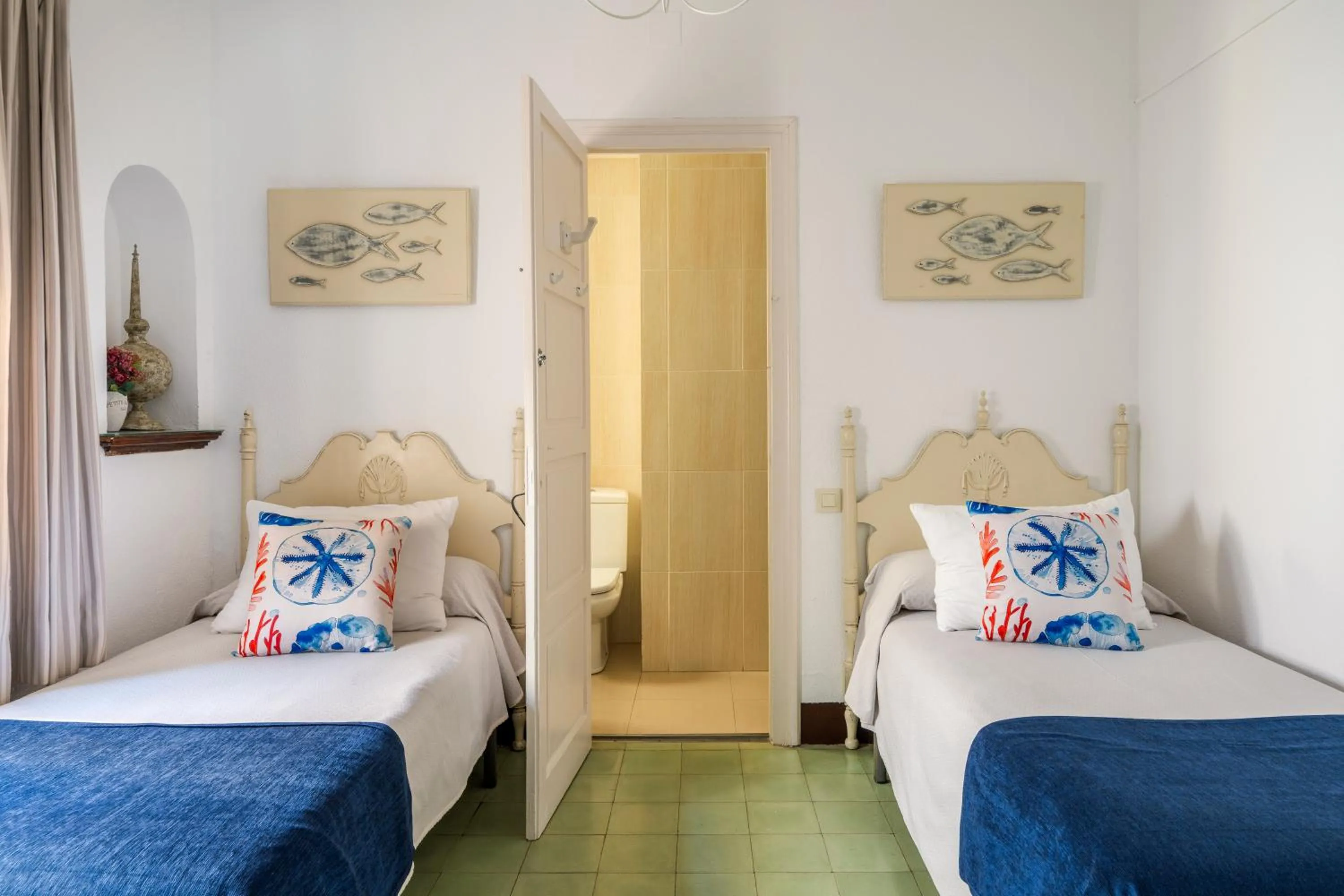 Photo of the whole room, Bed in La Goleta