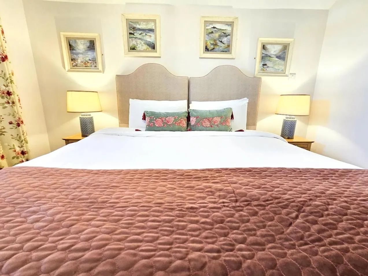 Bedroom, Bed in The Glenbeigh Hotel