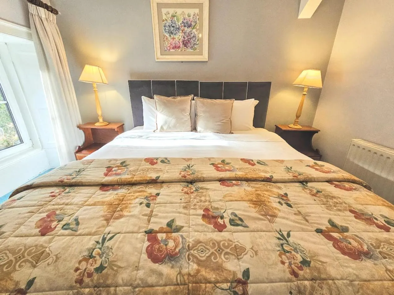 Bedroom, Bed in The Glenbeigh Hotel