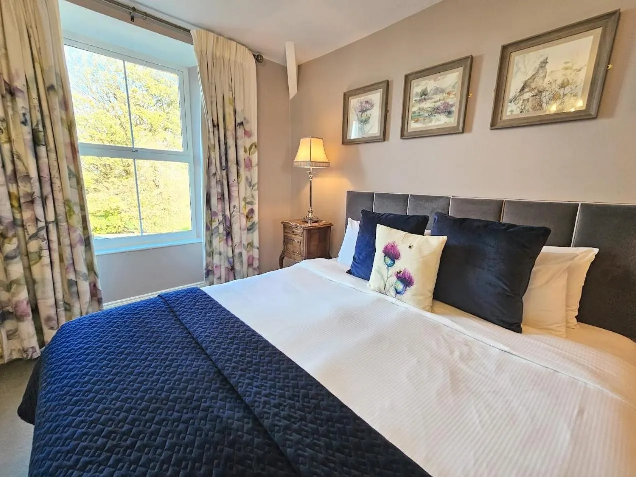 Bedroom, Bed in The Glenbeigh Hotel