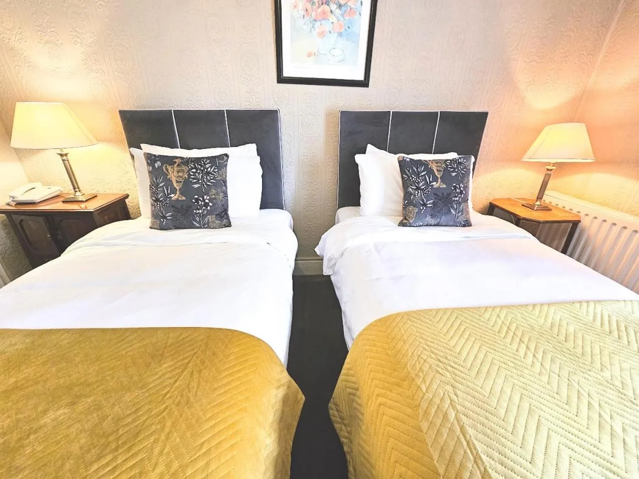 Bedroom, Bed in The Glenbeigh Hotel