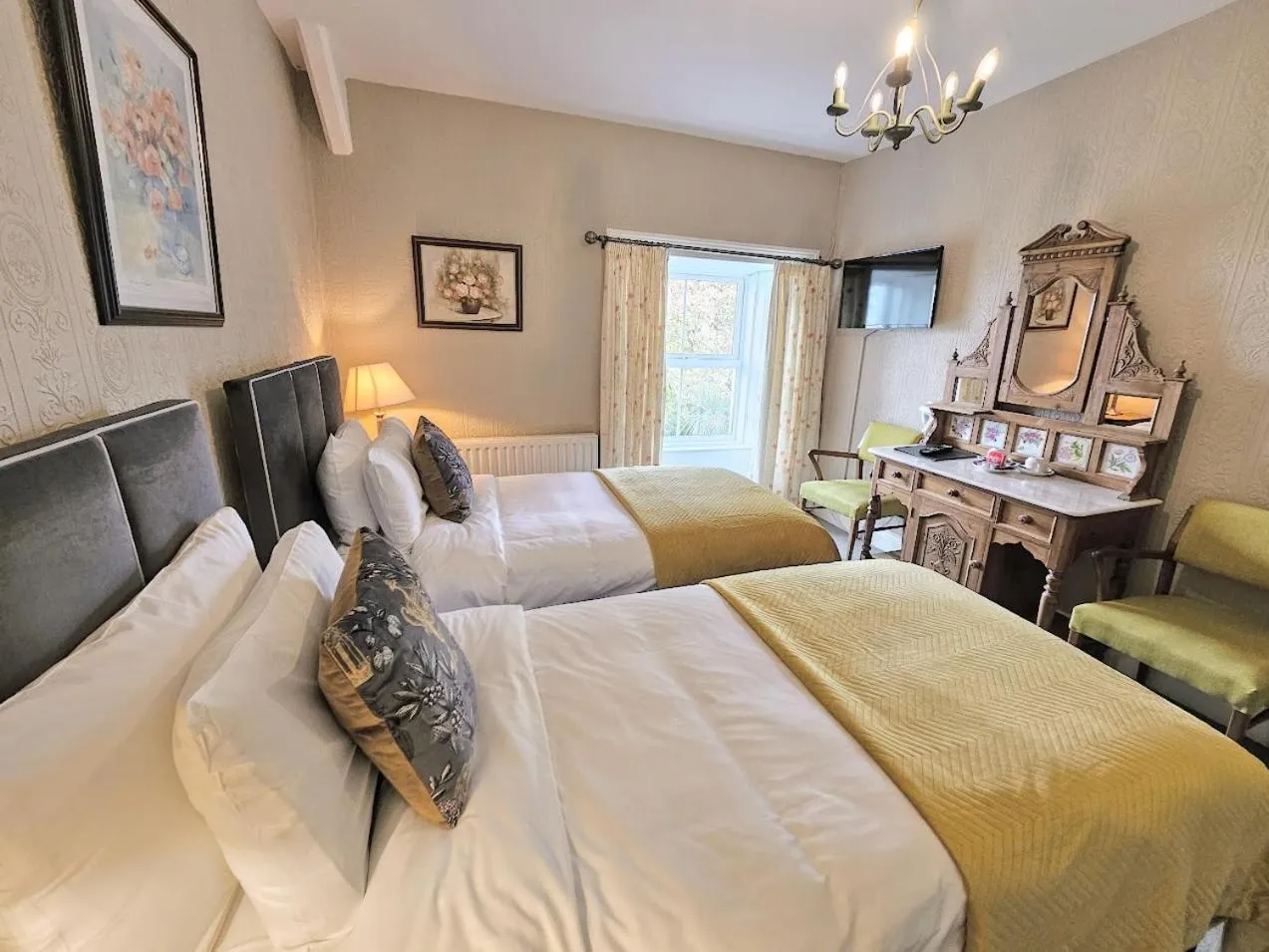 Bedroom, Bed in The Glenbeigh Hotel