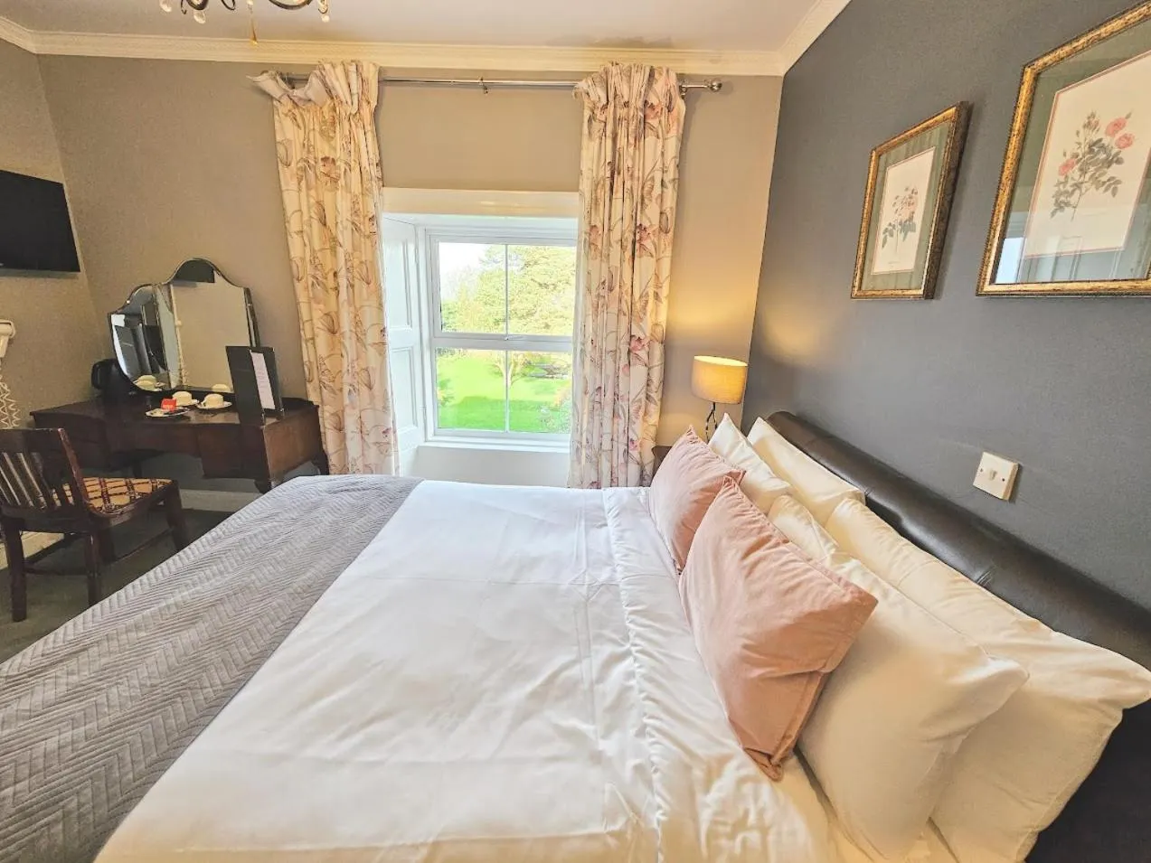 Bedroom, Bed in The Glenbeigh Hotel