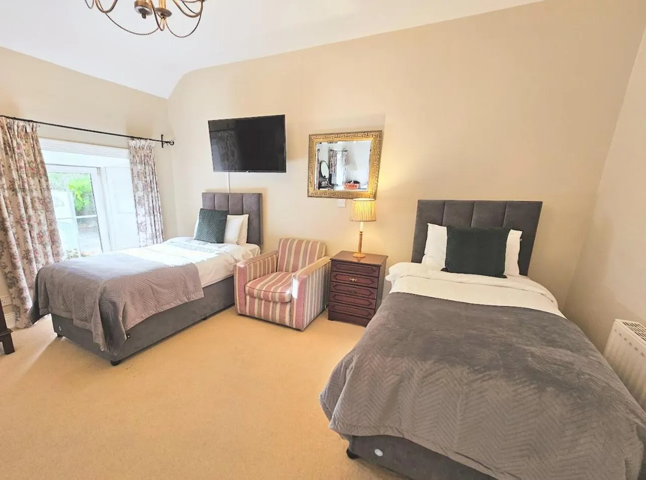 Bedroom, Bed in The Glenbeigh Hotel