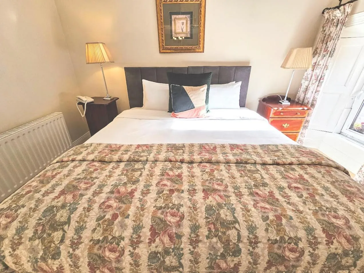 Bedroom, Bed in The Glenbeigh Hotel