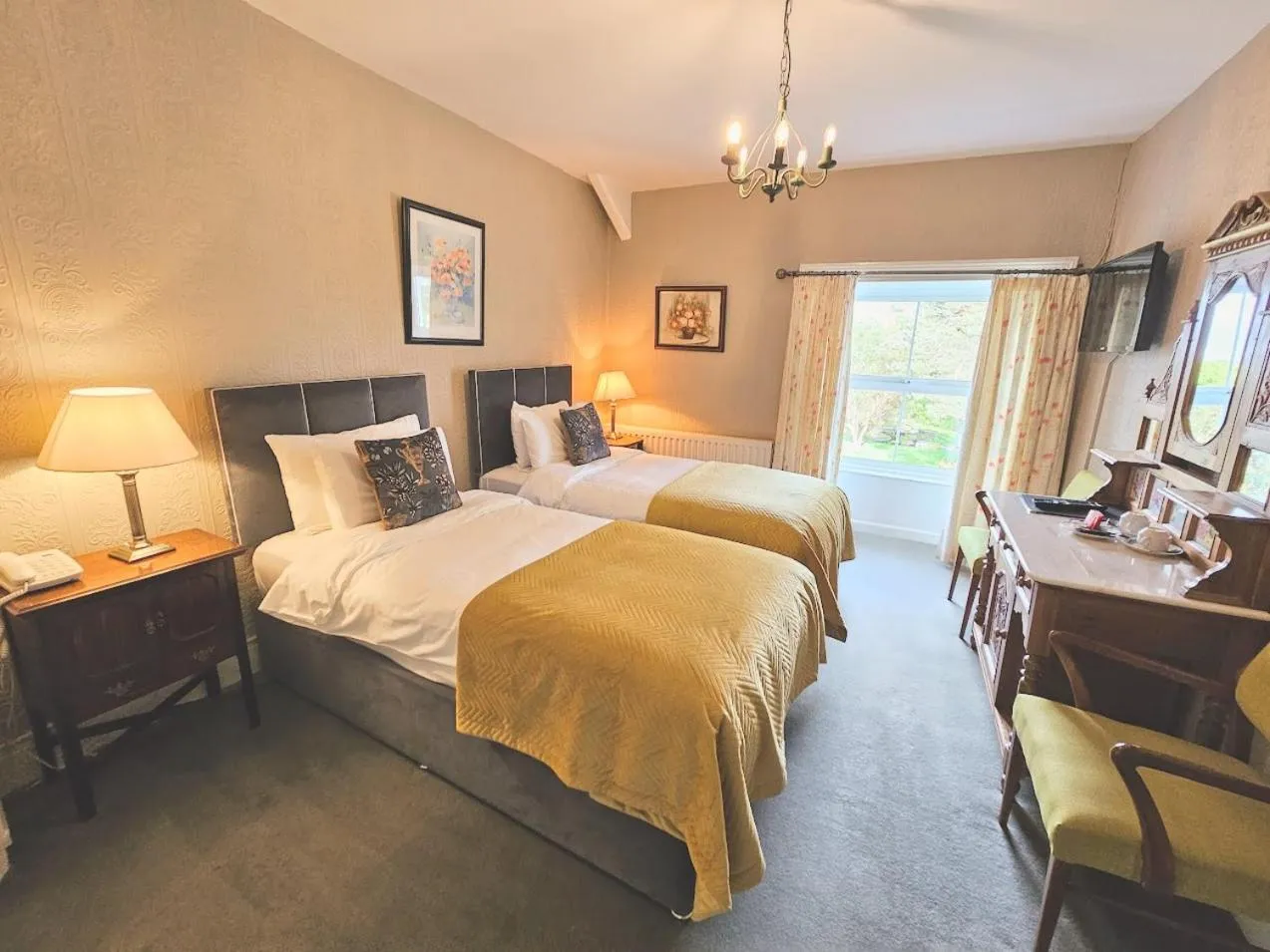 Bedroom, Bed in The Glenbeigh Hotel