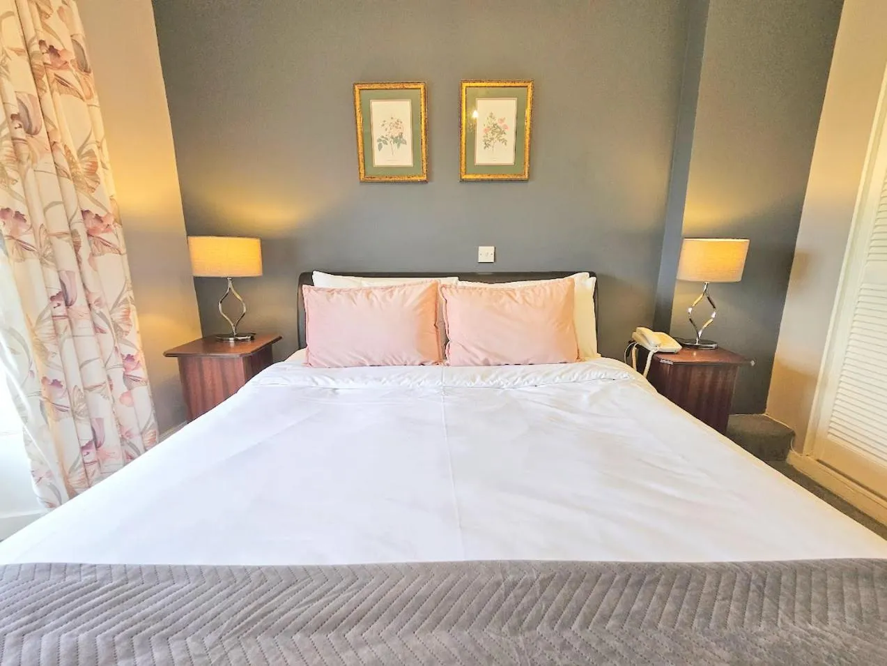 Bedroom, Bed in The Glenbeigh Hotel