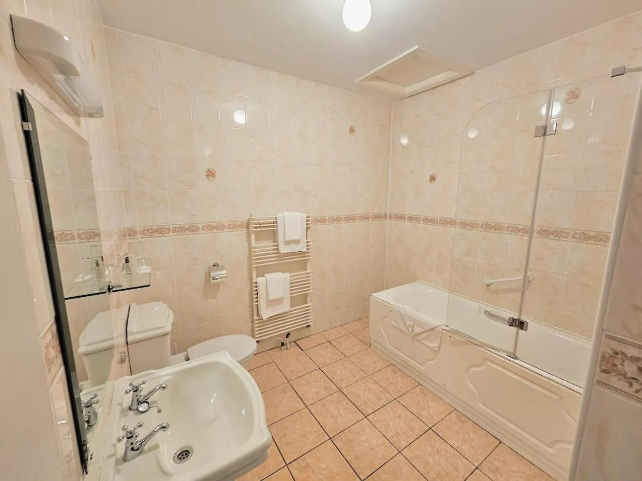 Bathroom in The Glenbeigh Hotel